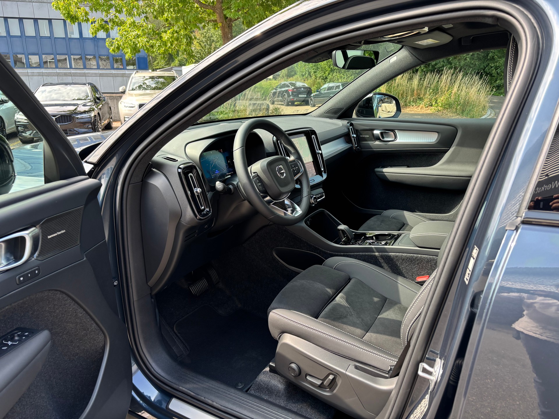 VOLVO XC40 2.0 B4 MH Black Edition-image-2