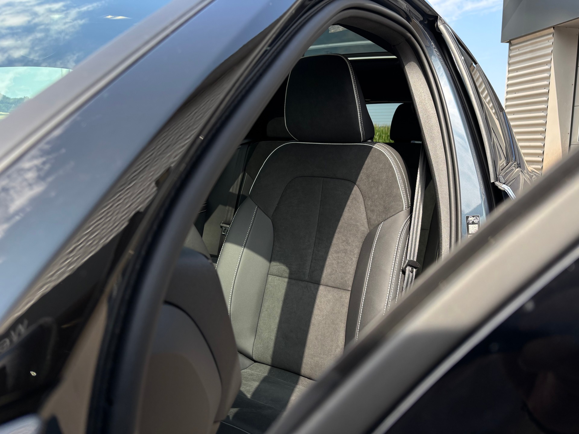 VOLVO XC40 2.0 B4 MH Black Edition-image-3