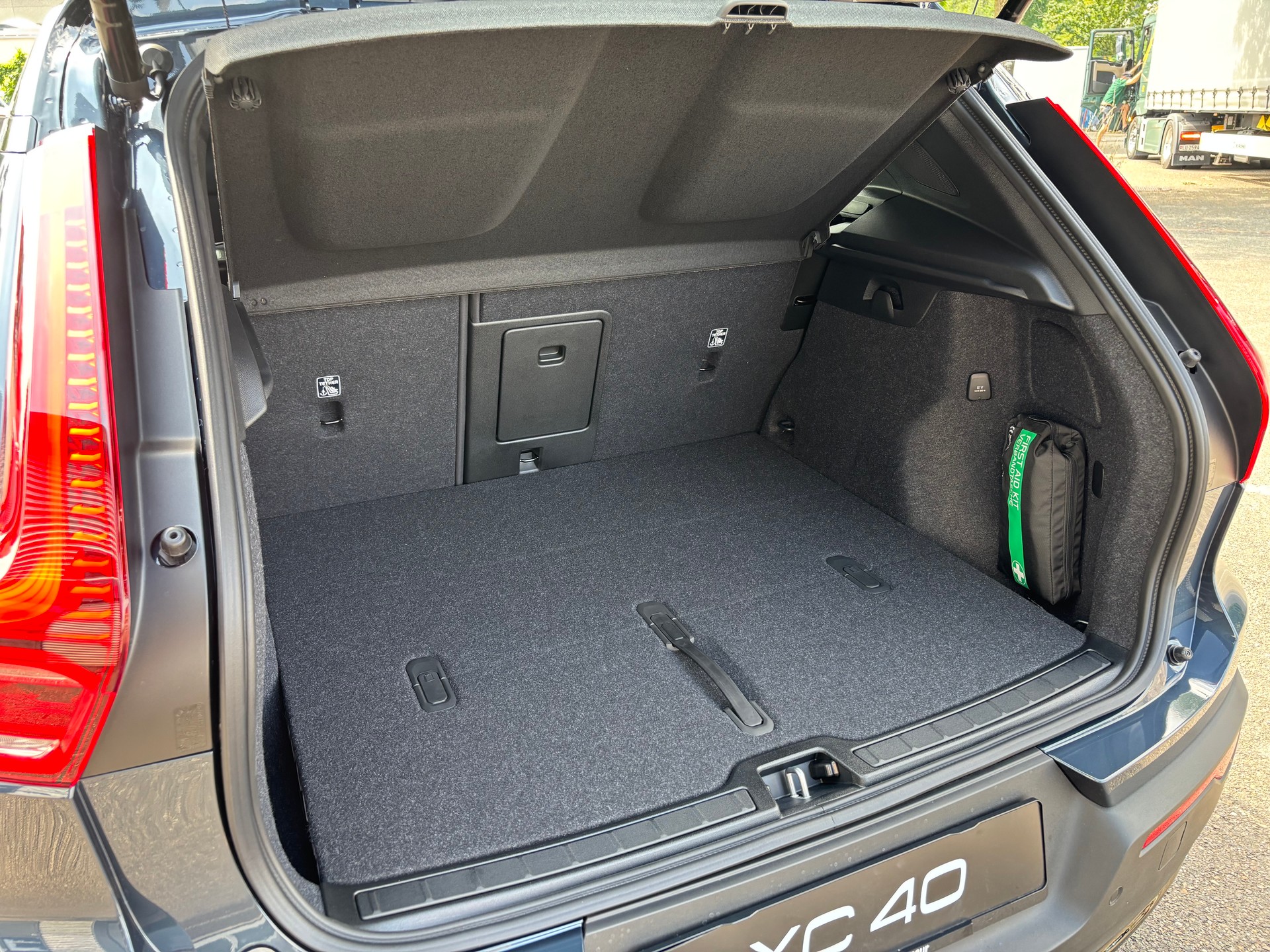 VOLVO XC40 2.0 B4 MH Black Edition-image-8