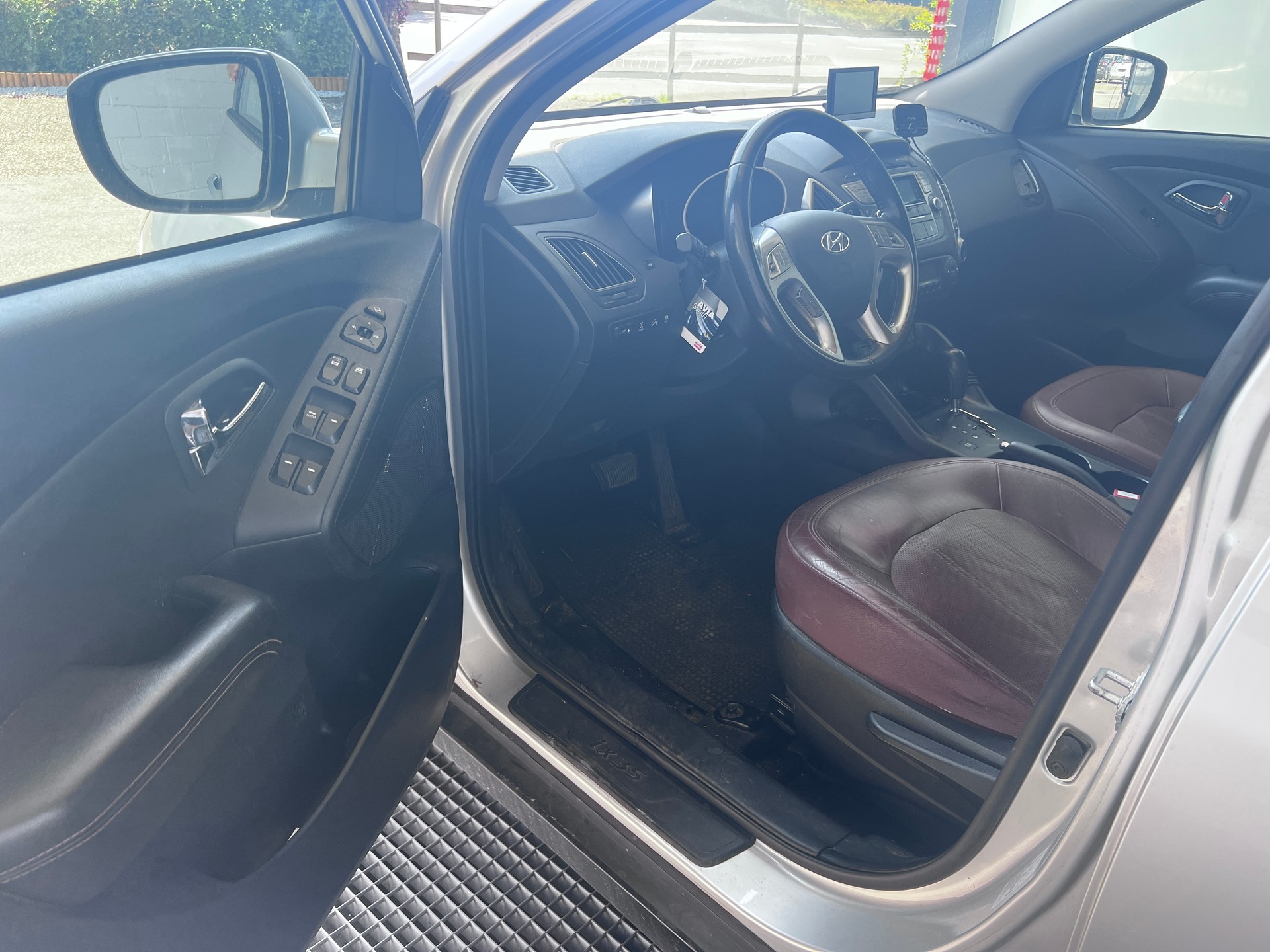 HYUNDAI iX 35 2.0 CRDi Premium 4WD Automatic-image-6