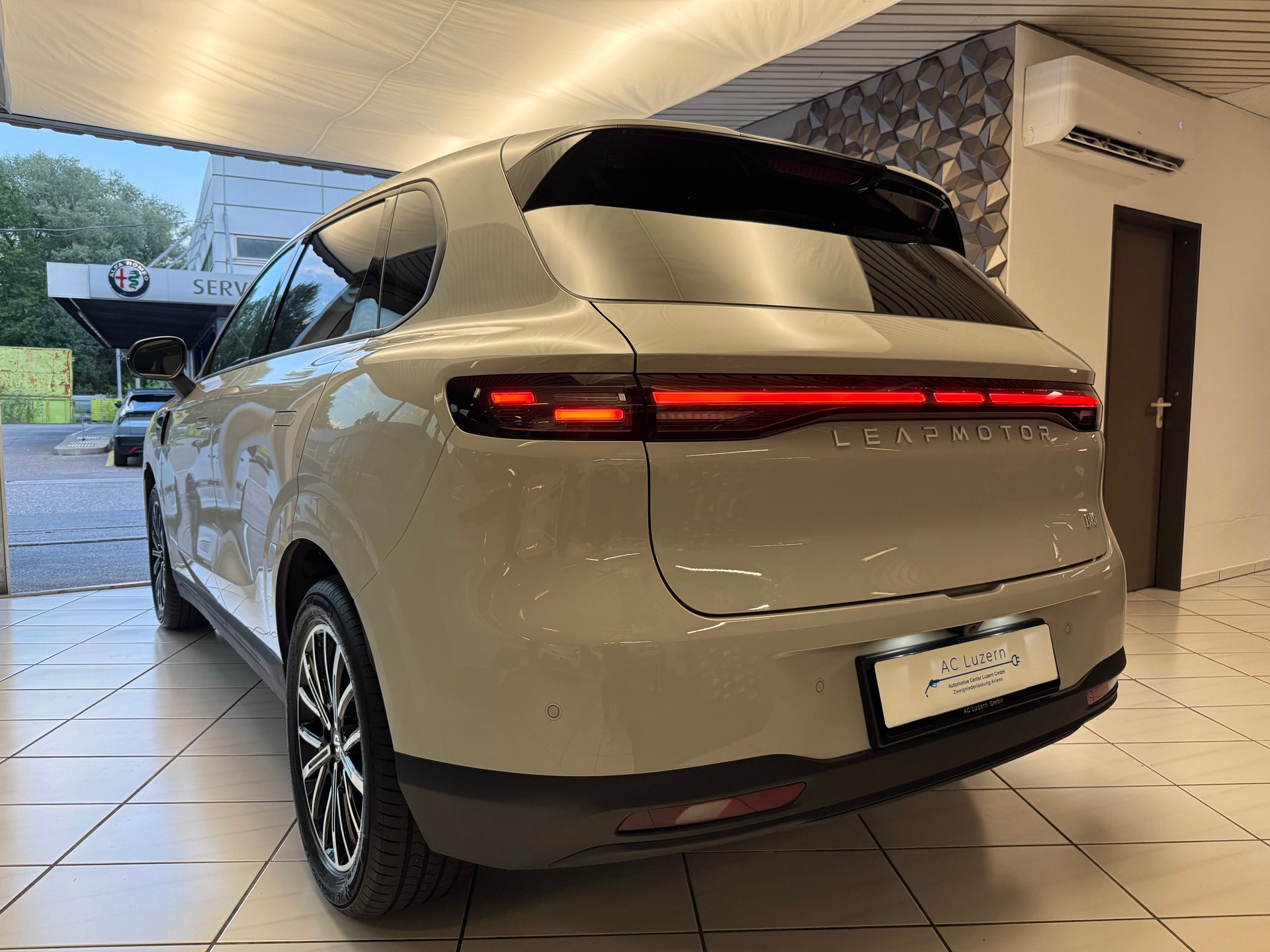 LEAPMOTOR B10 67kWh Design-showroom-element-1