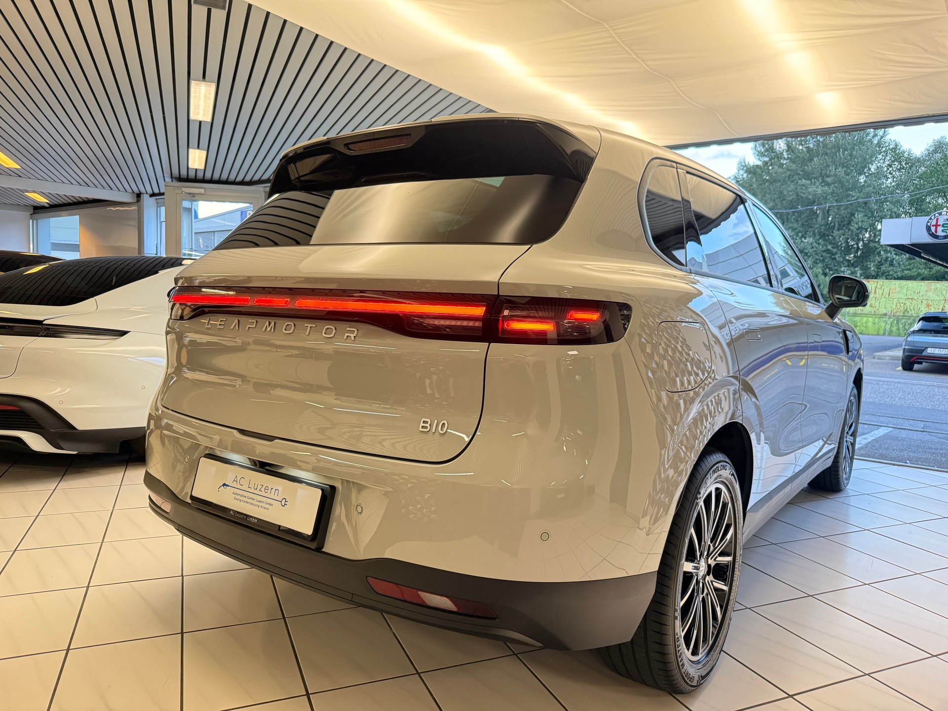 LEAPMOTOR B10 67kWh Design-showroom-element-2