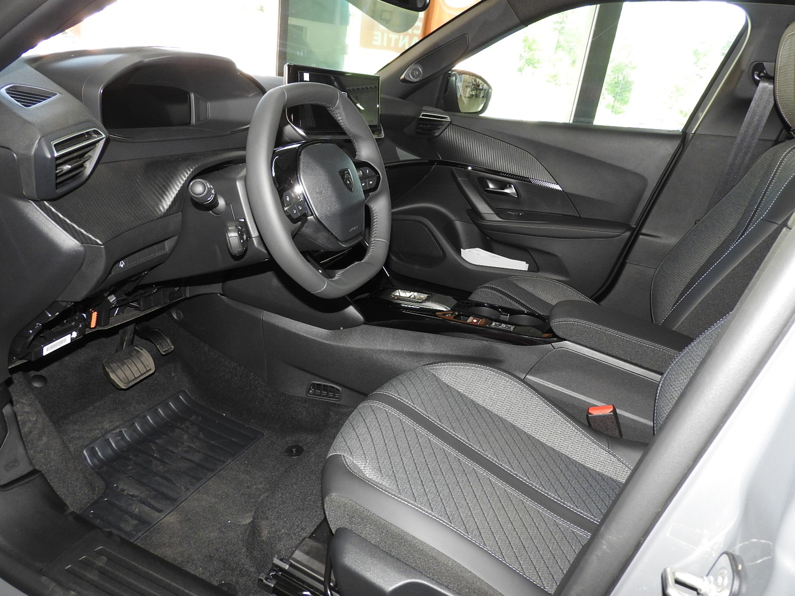 PEUGEOT 208 1.2 MHEV 145 Allure-image-6