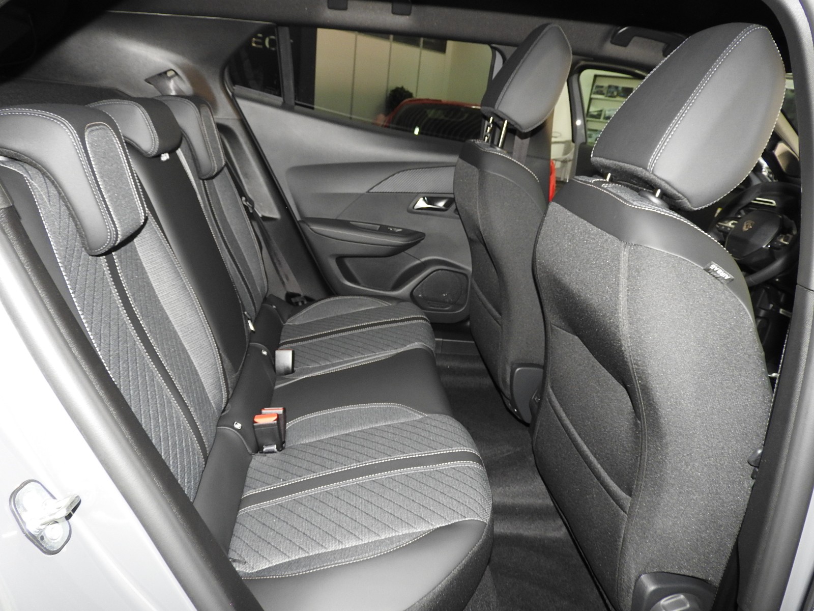 PEUGEOT 208 1.2 MHEV 145 Allure-image-8