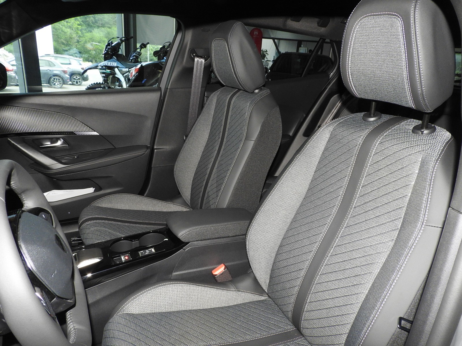 PEUGEOT 208 1.2 MHEV 145 Allure-image-7