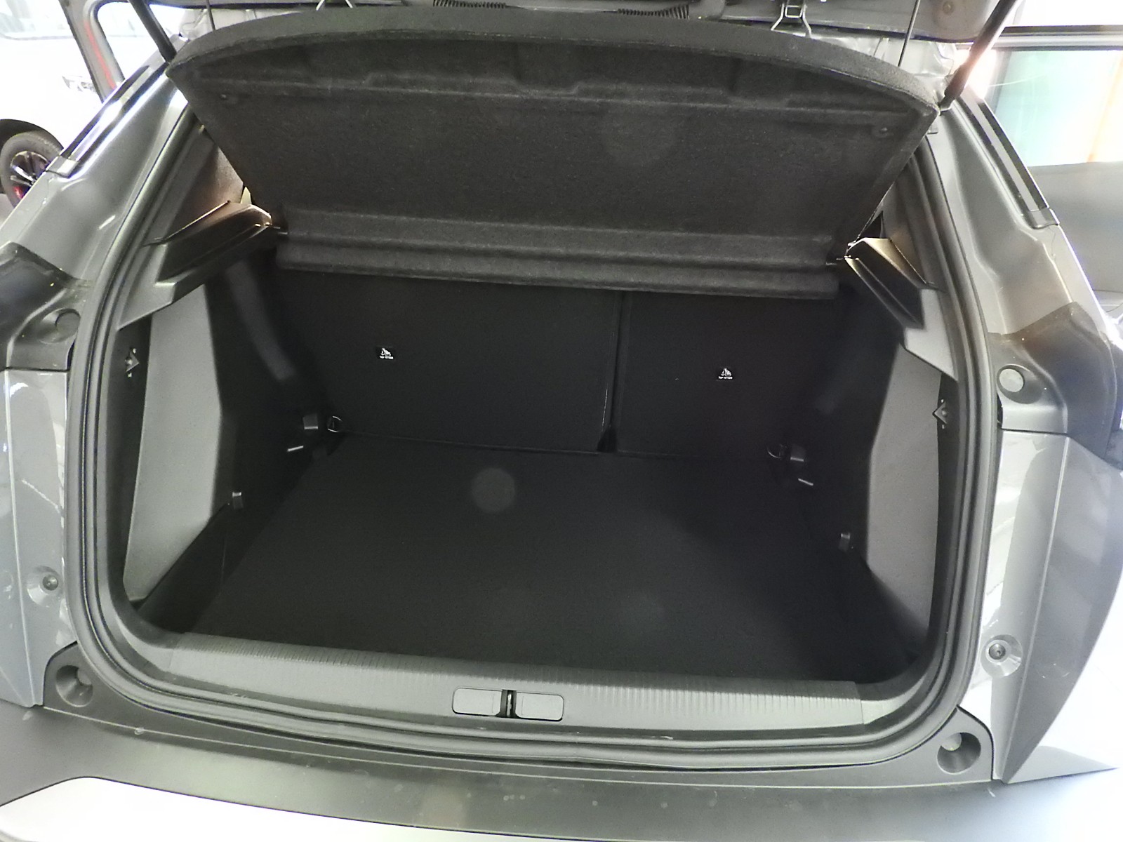 PEUGEOT 208 1.2 MHEV 145 Allure-image-9