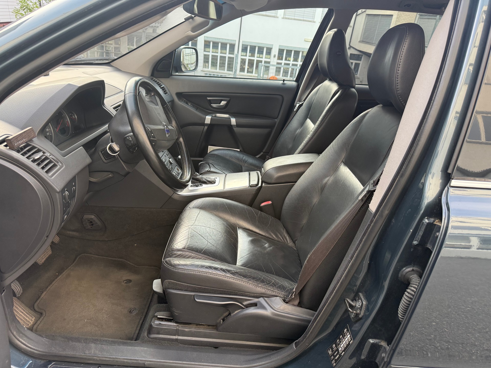 VOLVO XC90 D5 AWD Momentum-image-6