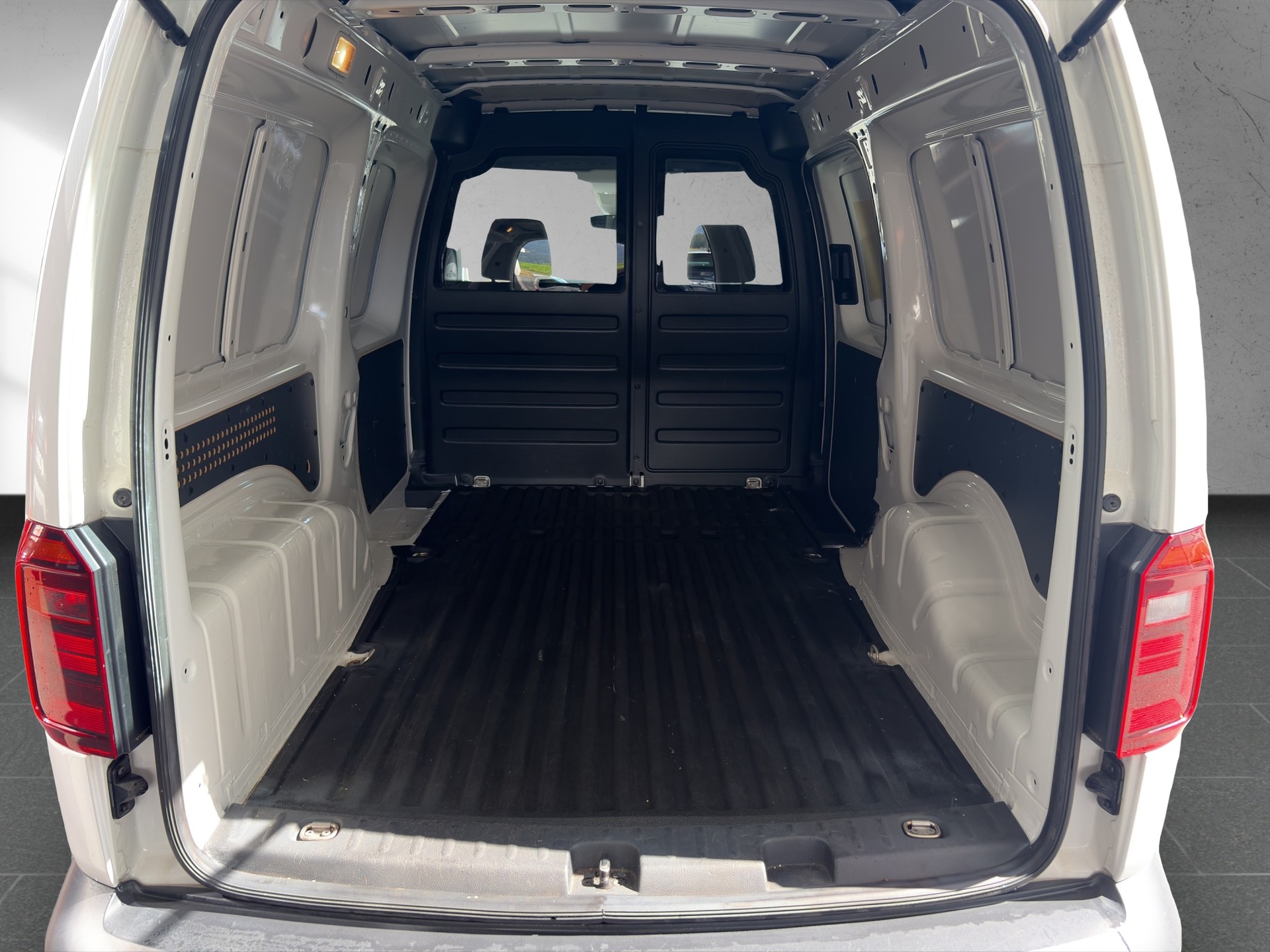 VW Caddy Maxi 2.0TDI 4Motion BlueMotion Technology DSG-image-11