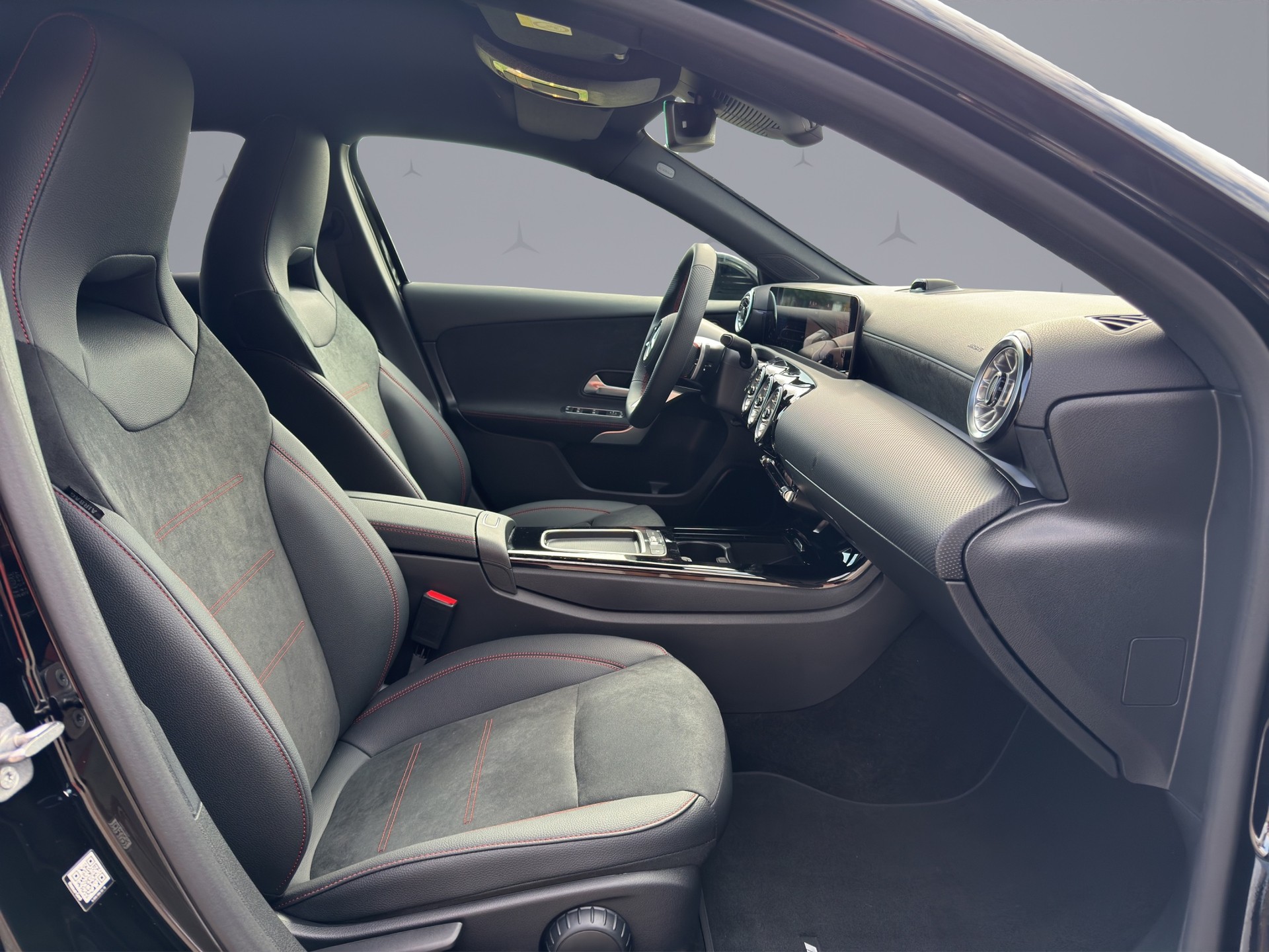 MERCEDES-BENZ A 200 Night Star AMG Line-image-16
