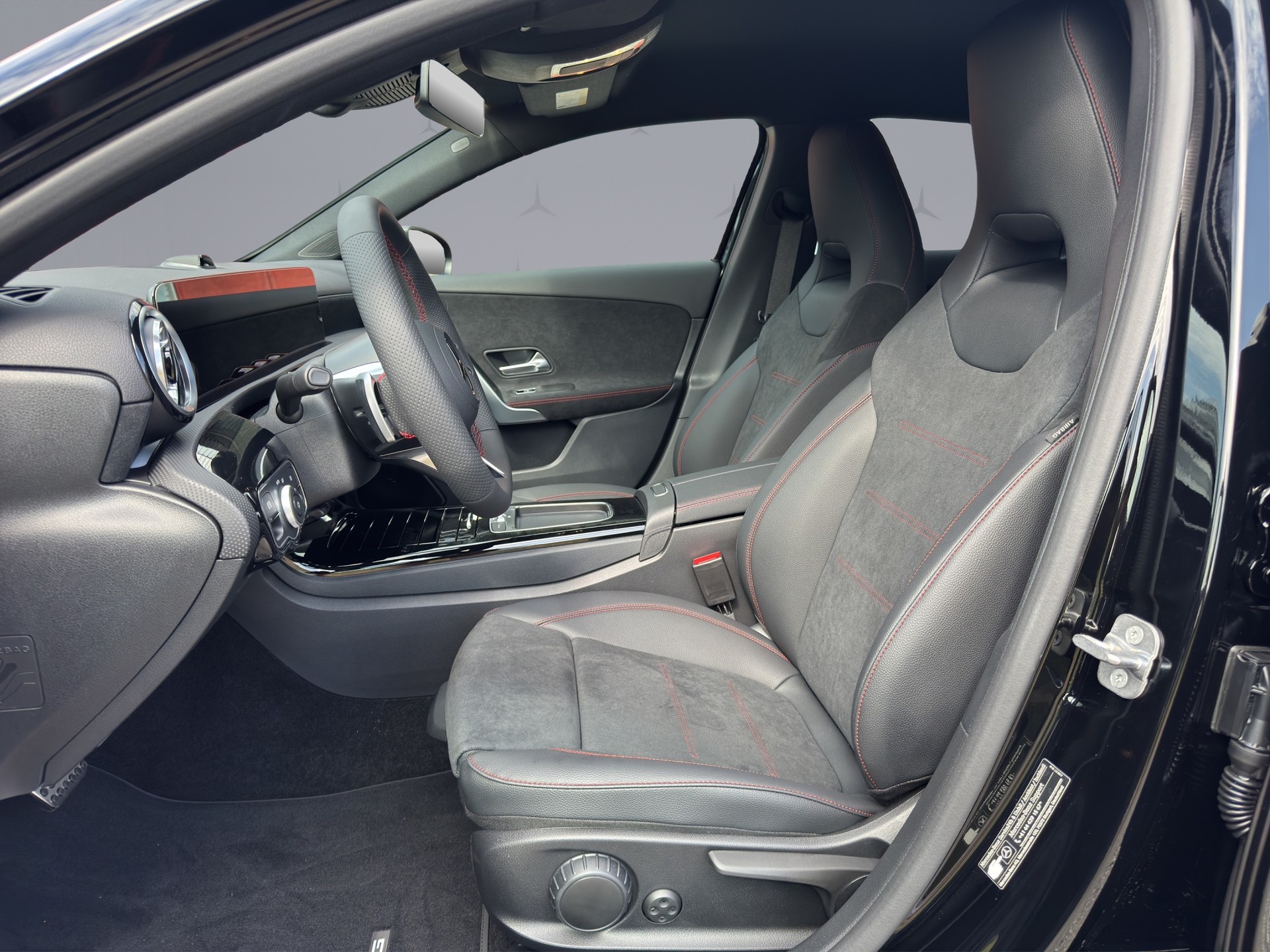MERCEDES-BENZ A 200 Night Star AMG Line-image-9