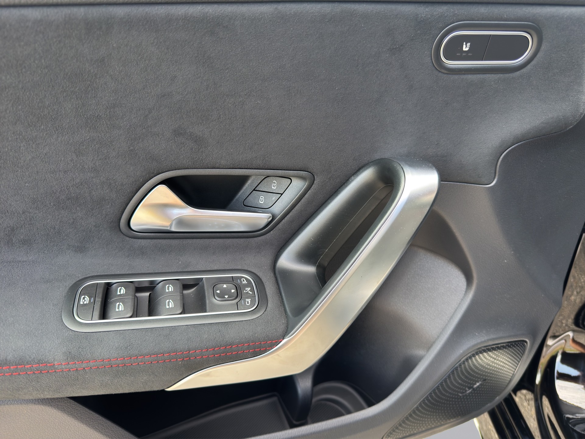 MERCEDES-BENZ A 200 Night Star AMG Line-image-10