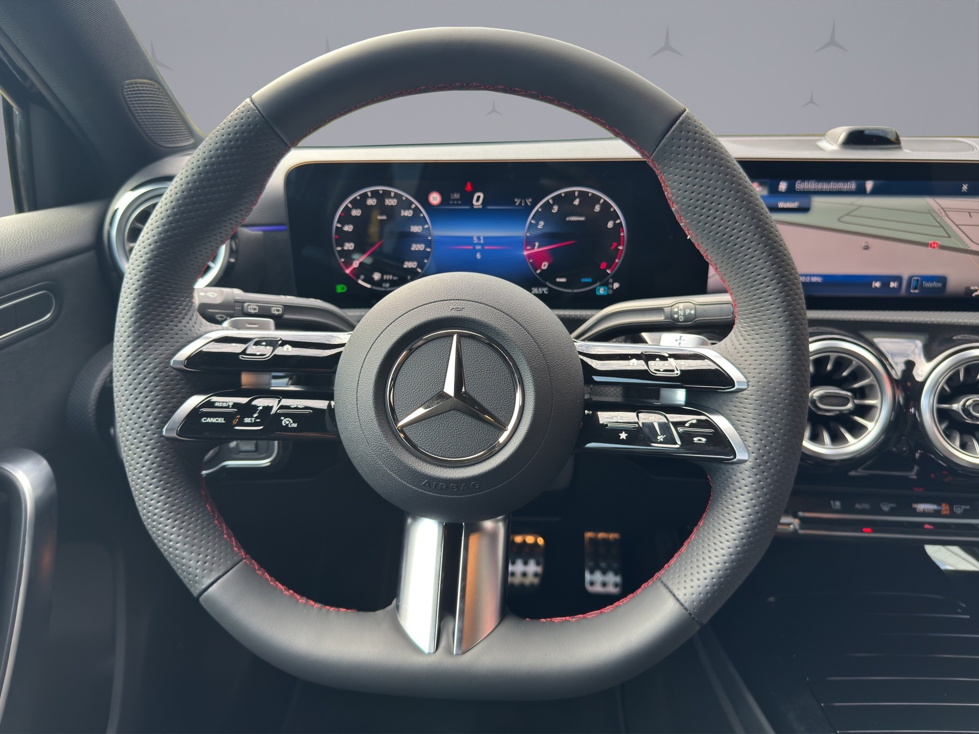 MERCEDES-BENZ A 200 Night Star AMG Line-image-11