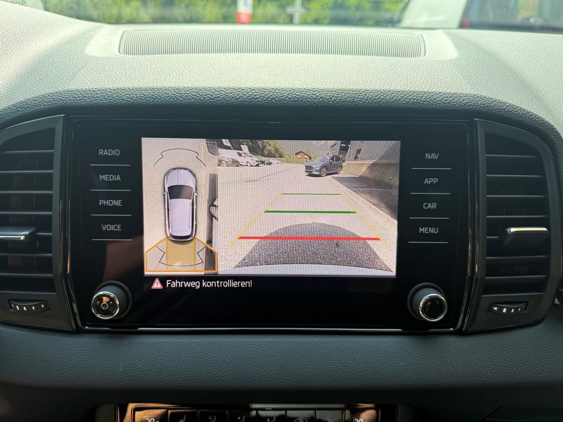 SKODA Karoq 2.0 TSI SportLine 4x4 DSG-image-14