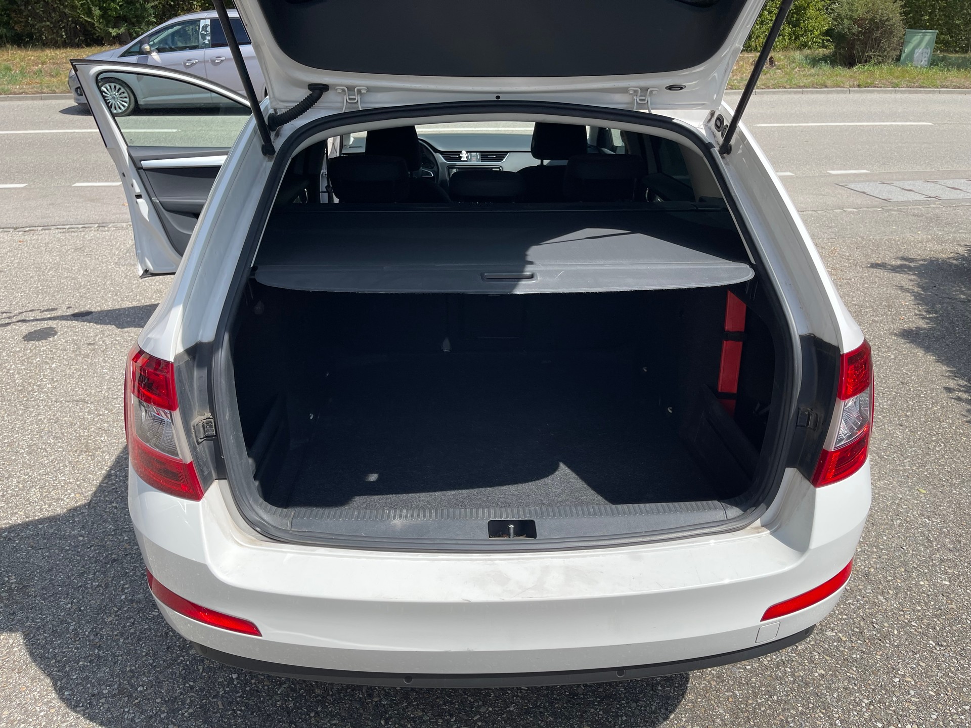 SKODA Octavia Combi 2.0 TDI Style DSG-image-8