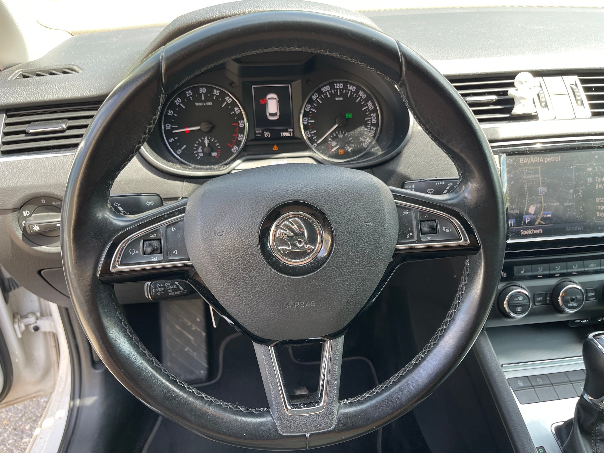 SKODA Octavia Combi 2.0 TDI Style DSG-image-11