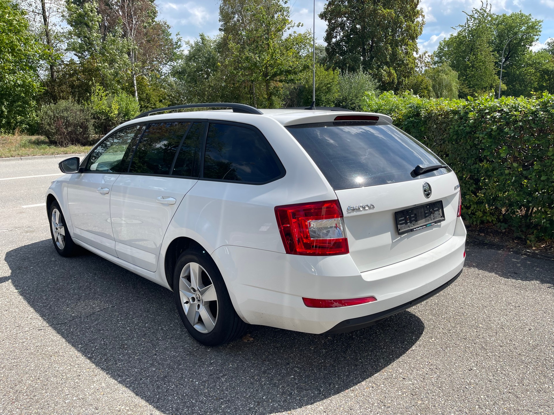 SKODA Octavia Combi 2.0 TDI Style DSG-image-2