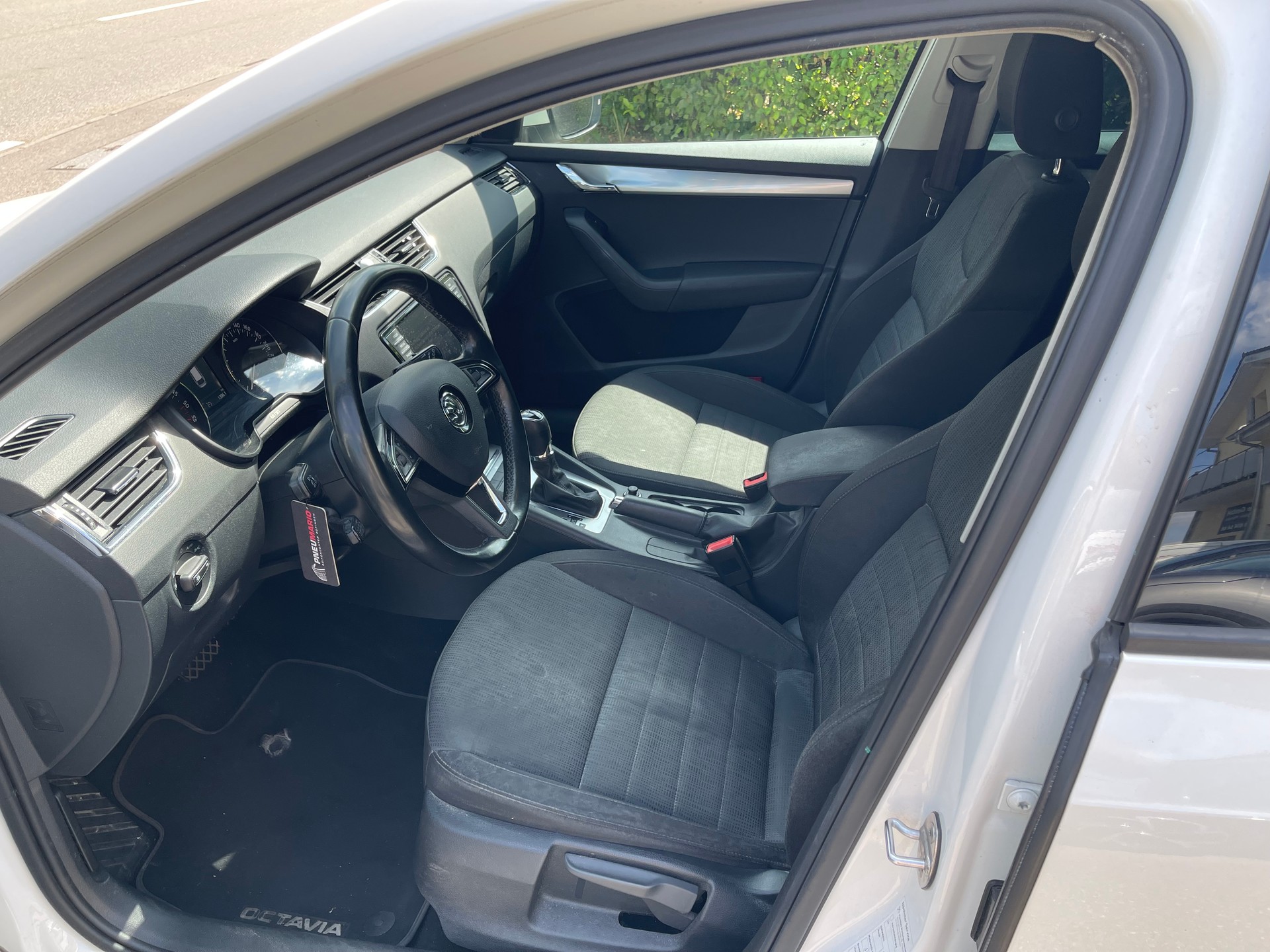 SKODA Octavia Combi 2.0 TDI Style DSG-image-6
