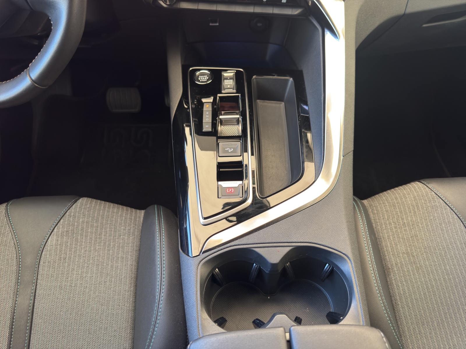 PEUGEOT 3008 1.2 PureTech Allure Pack-image-16