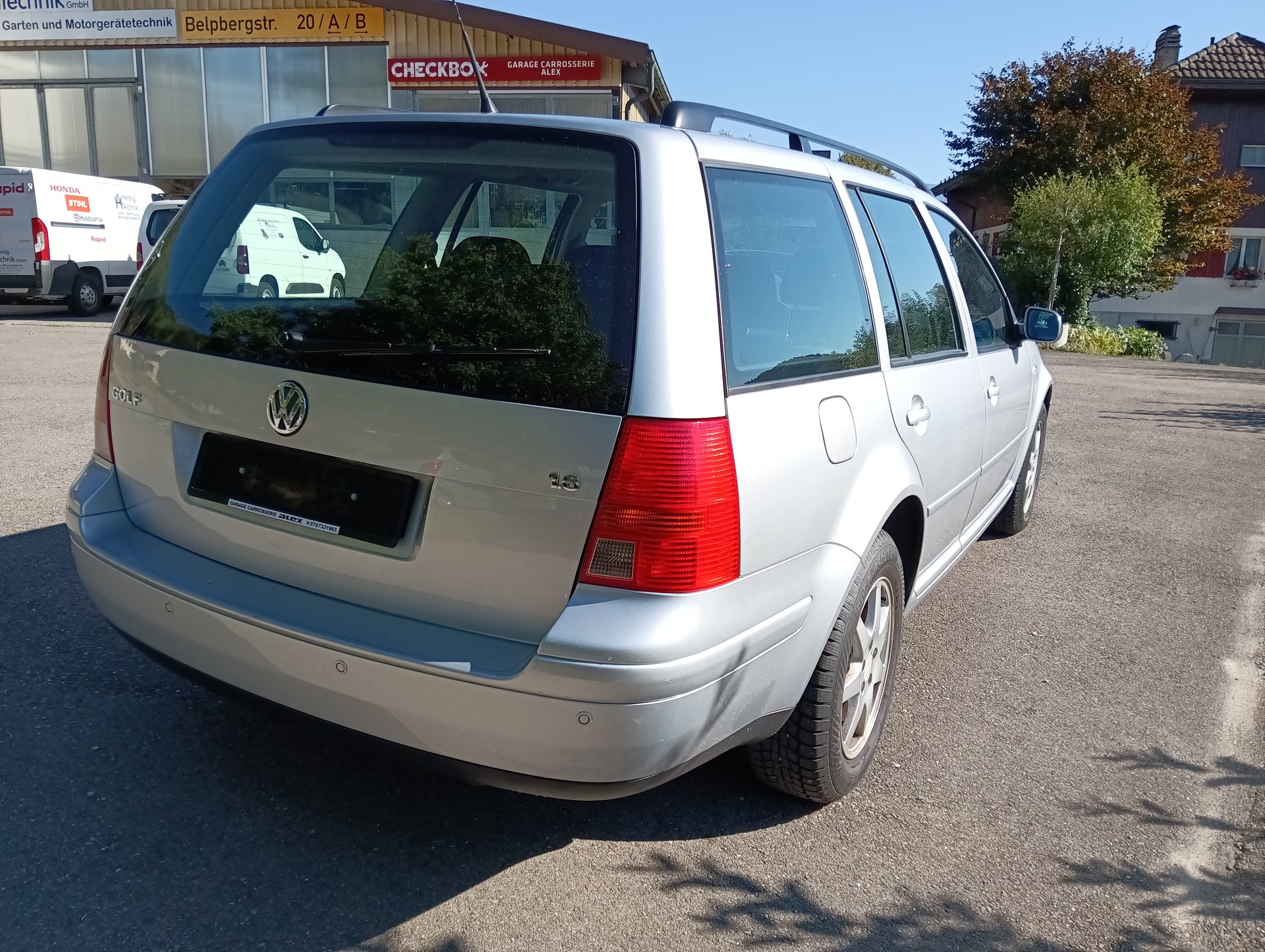 VW Golf Variant 1.6 Comfortline Automatic-image-4