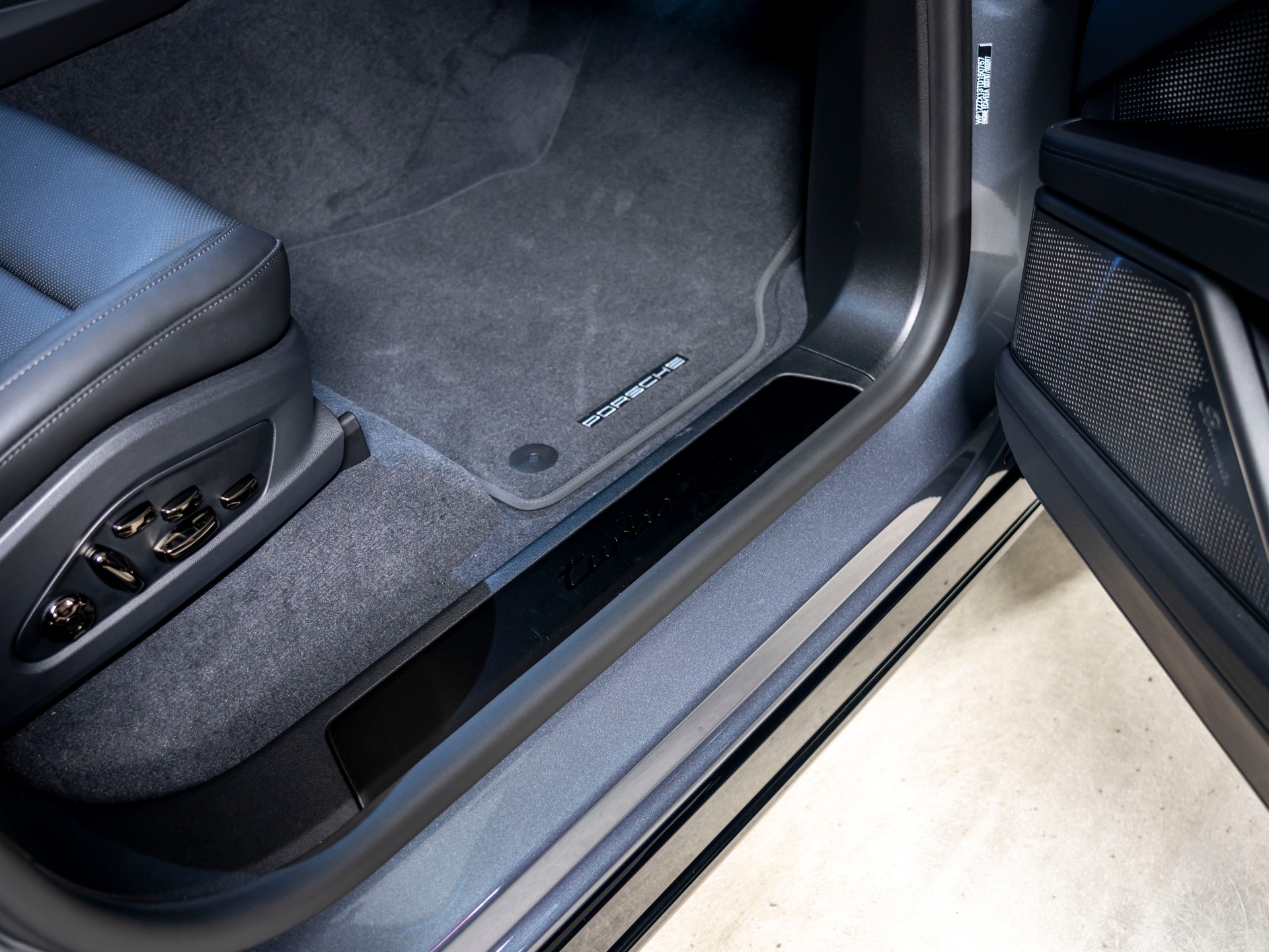 PORSCHE Cayenne Turbo Electric 113 kWh-image-18