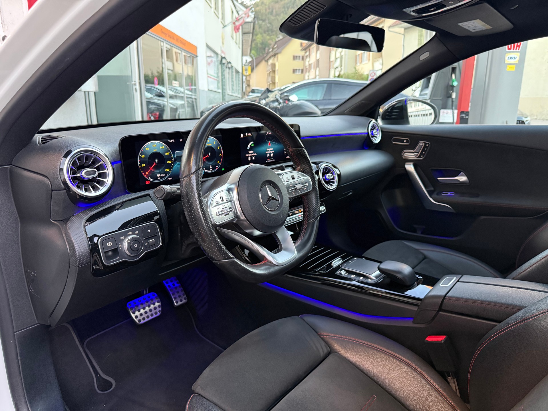 MERCEDES-BENZ A 220 AMG Line 7G-DCT 4Matic-image-4