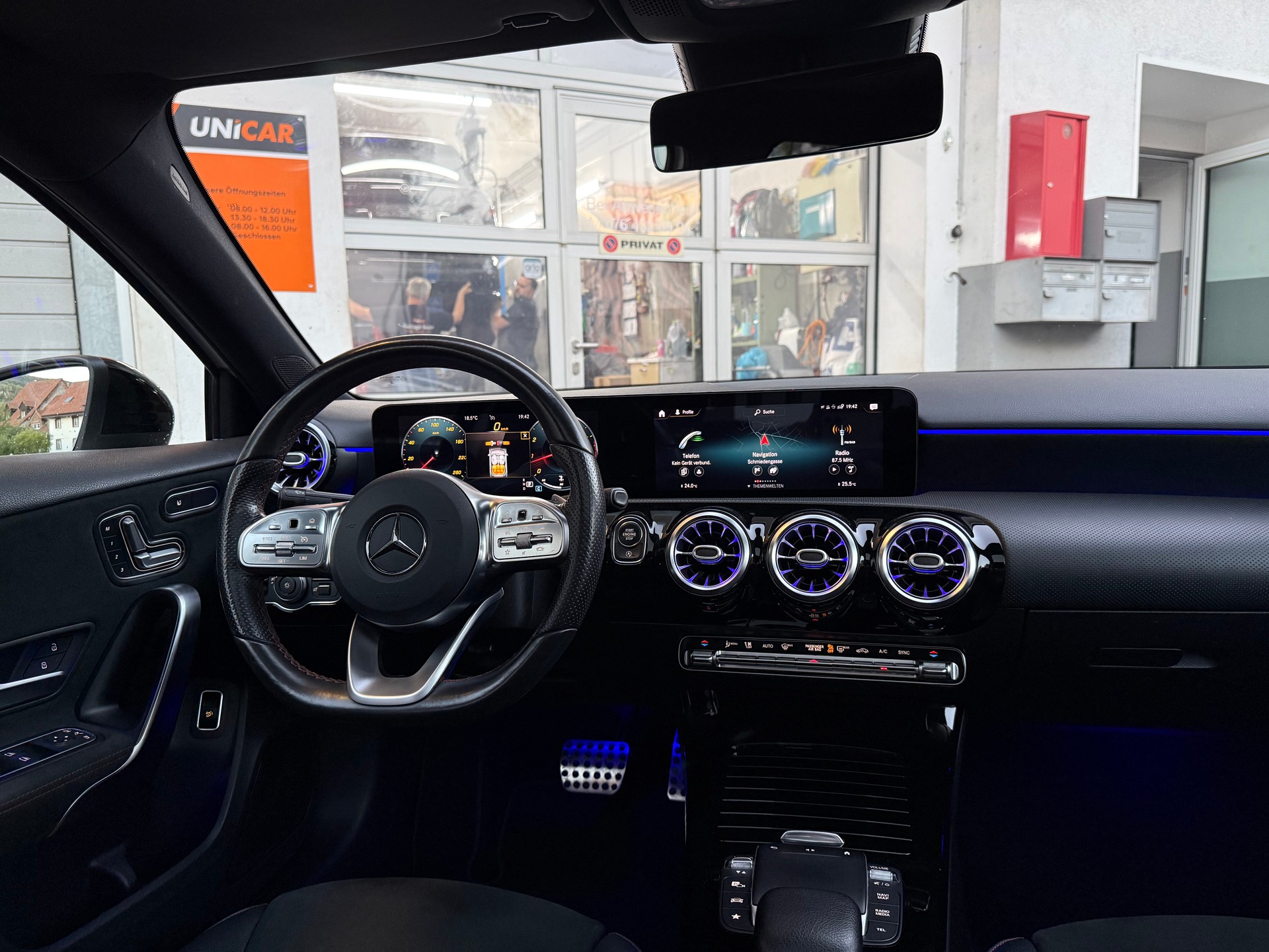 MERCEDES-BENZ A 220 AMG Line 7G-DCT 4Matic-image-5