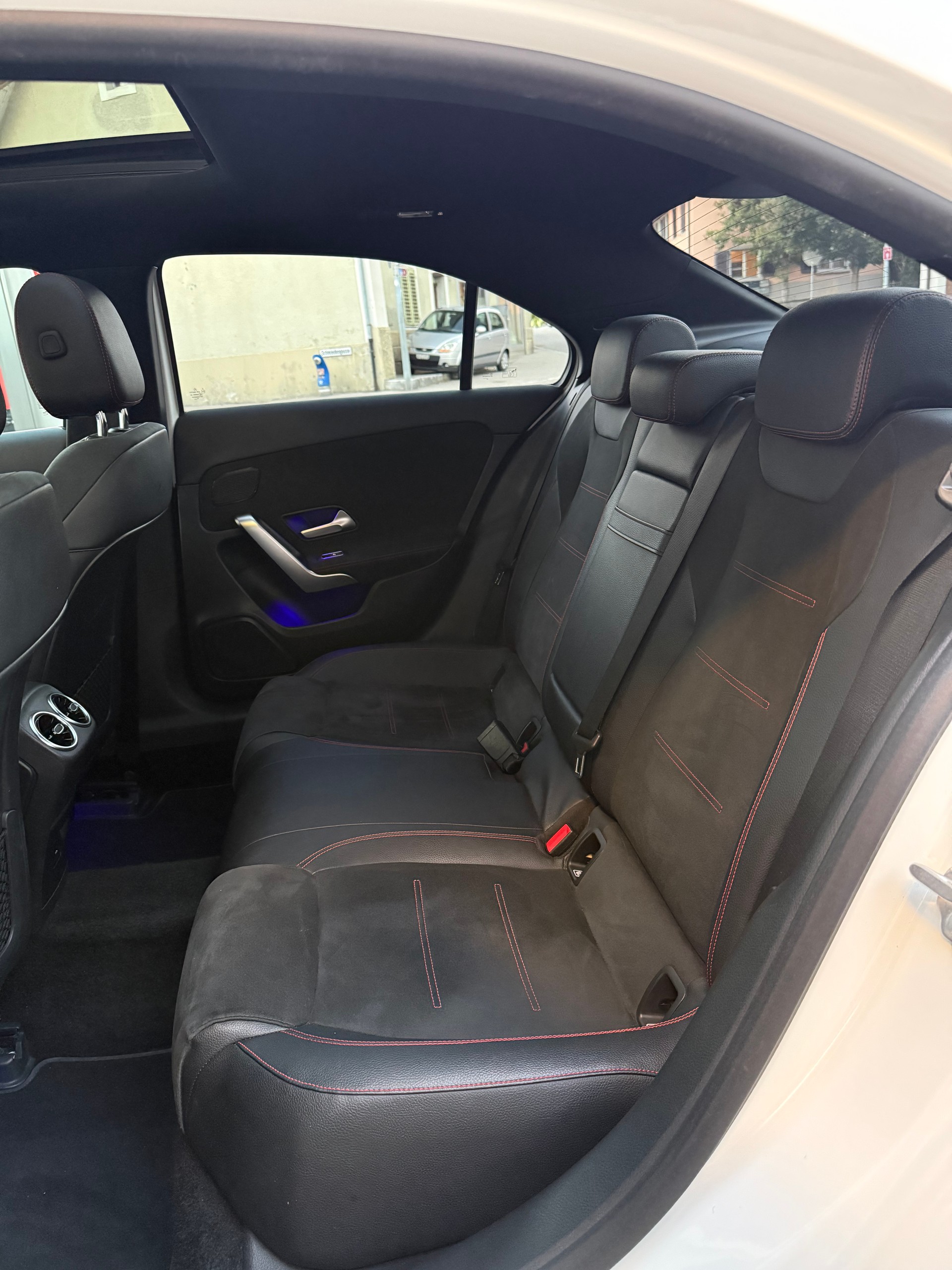 MERCEDES-BENZ A 220 AMG Line 7G-DCT 4Matic-image-9