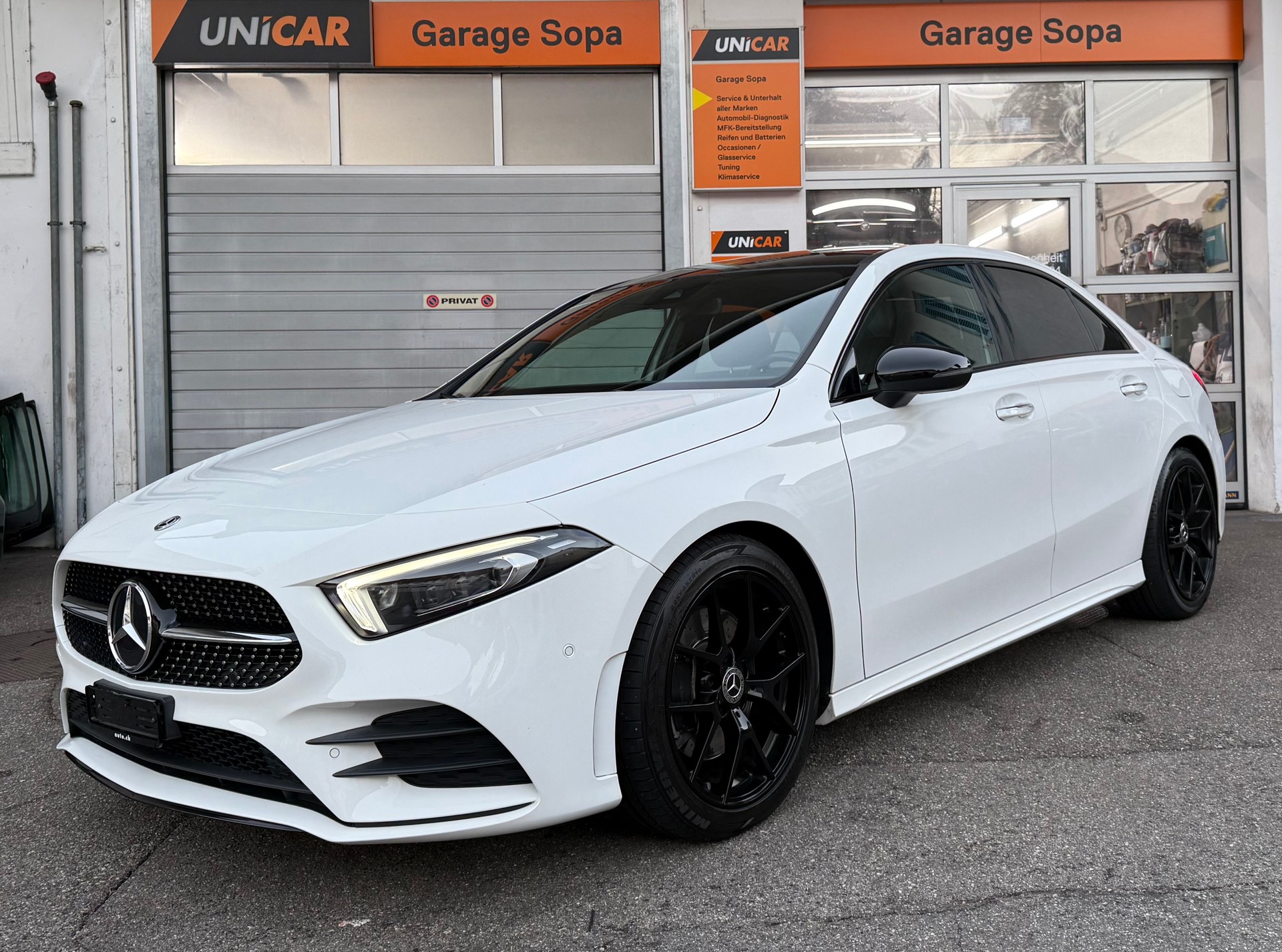 MERCEDES-BENZ A 220 AMG Line 7G-DCT 4Matic-image-1