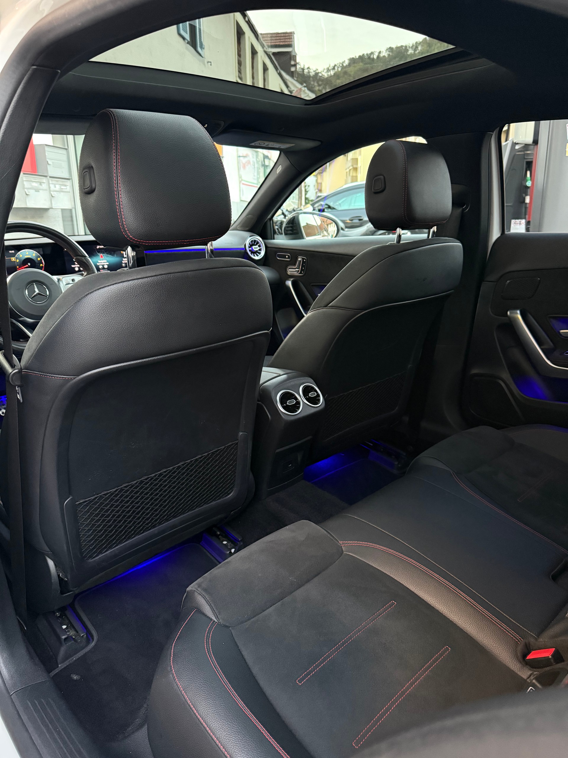 MERCEDES-BENZ A 220 AMG Line 7G-DCT 4Matic-image-10
