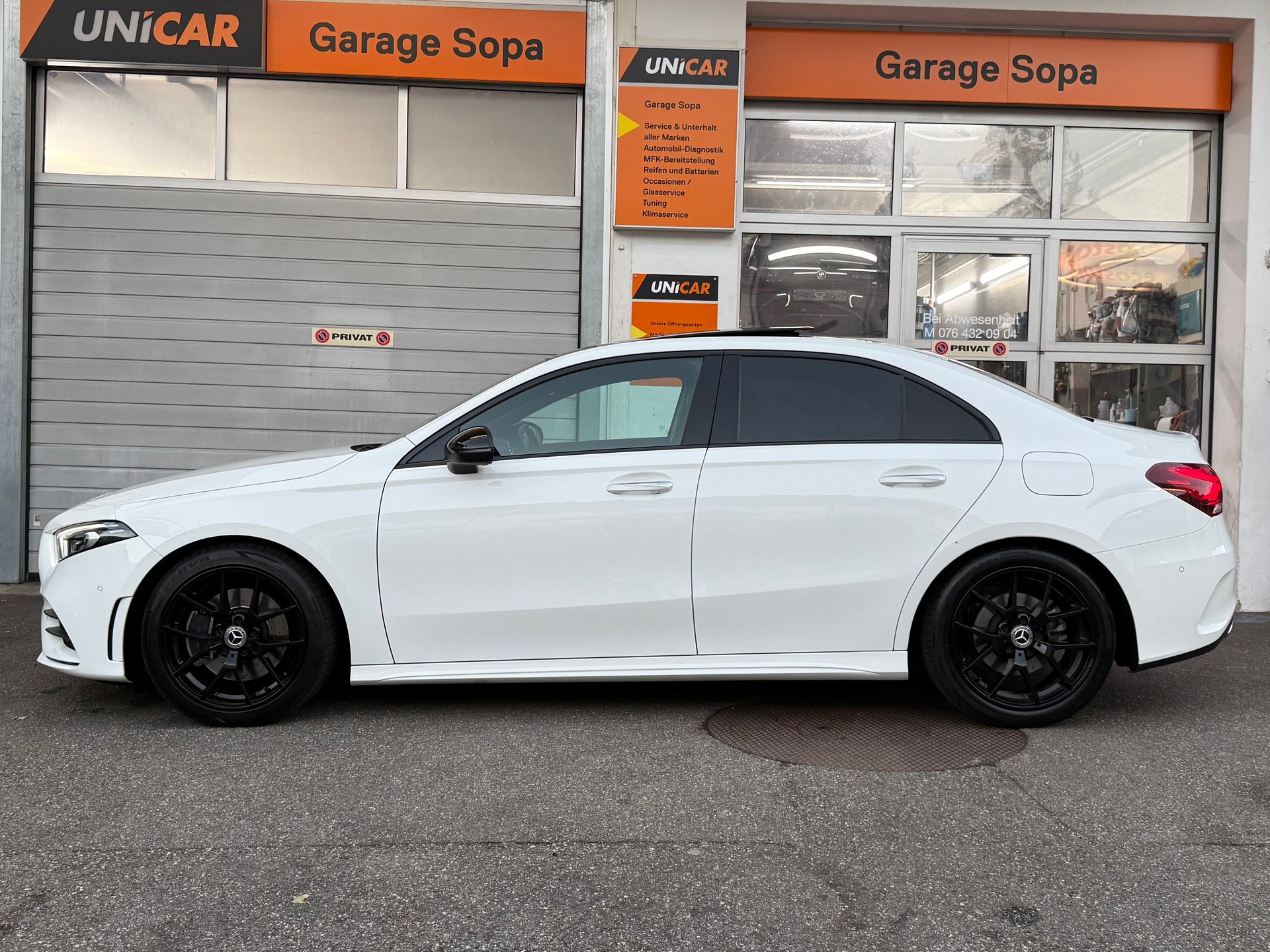 MERCEDES-BENZ A 220 AMG Line 7G-DCT 4Matic-image-2