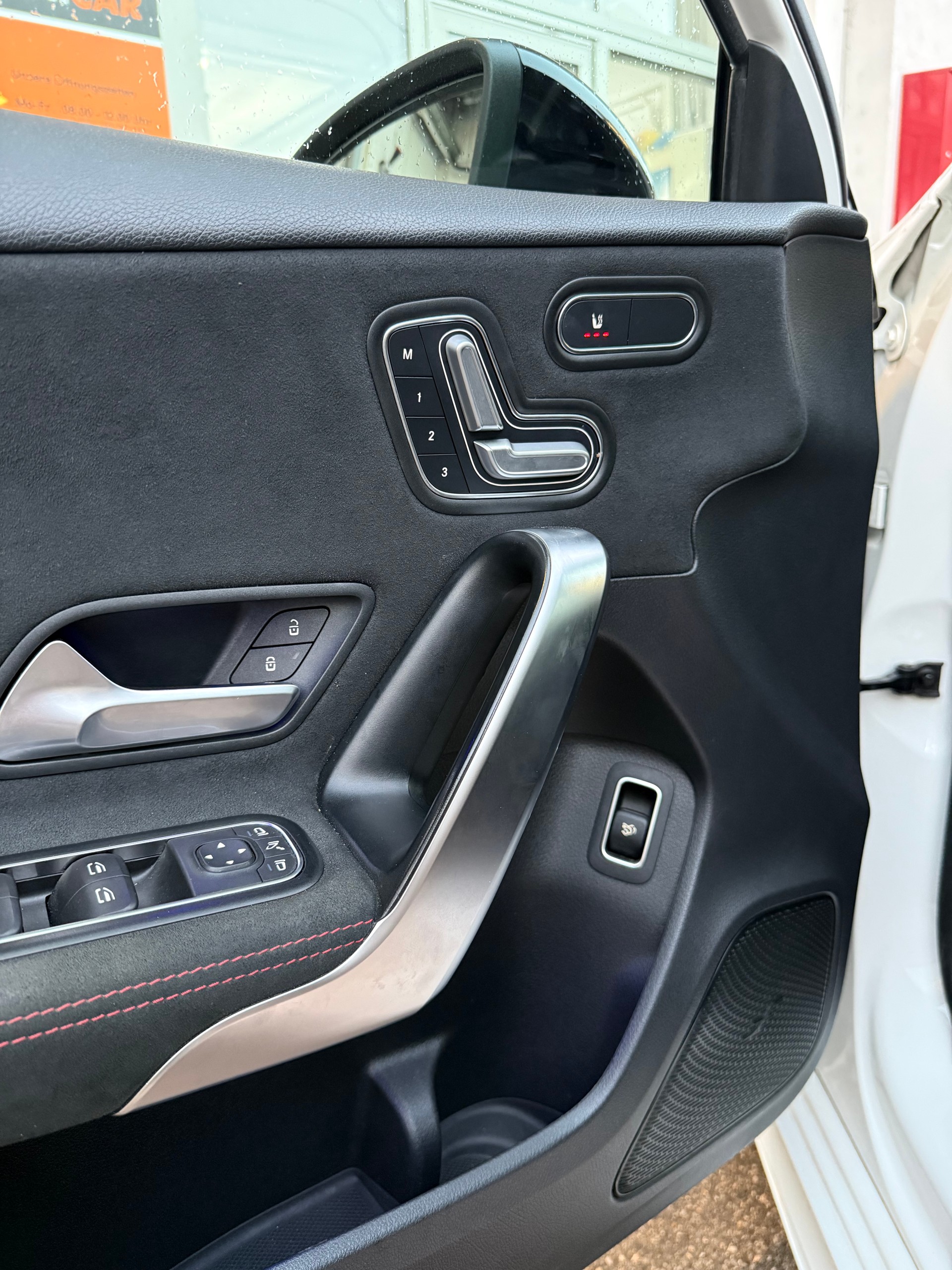 MERCEDES-BENZ A 220 AMG Line 7G-DCT 4Matic-image-6