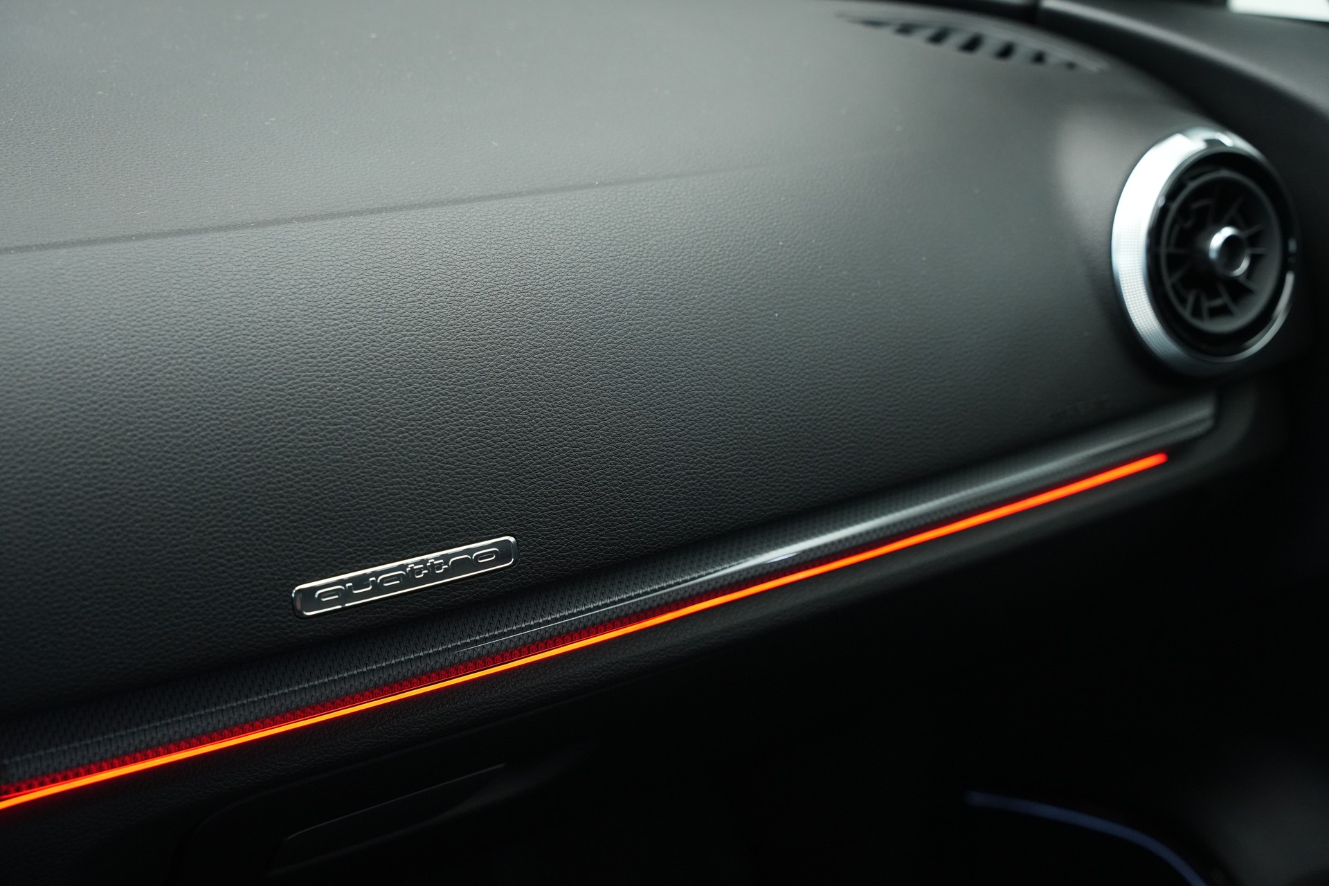 AUDI RS3 Limousine 2.5 TSI quattro S-tronic*CH Fahrzeug* *Carbon Lenkrad* *Magnetic Ride*-image-24