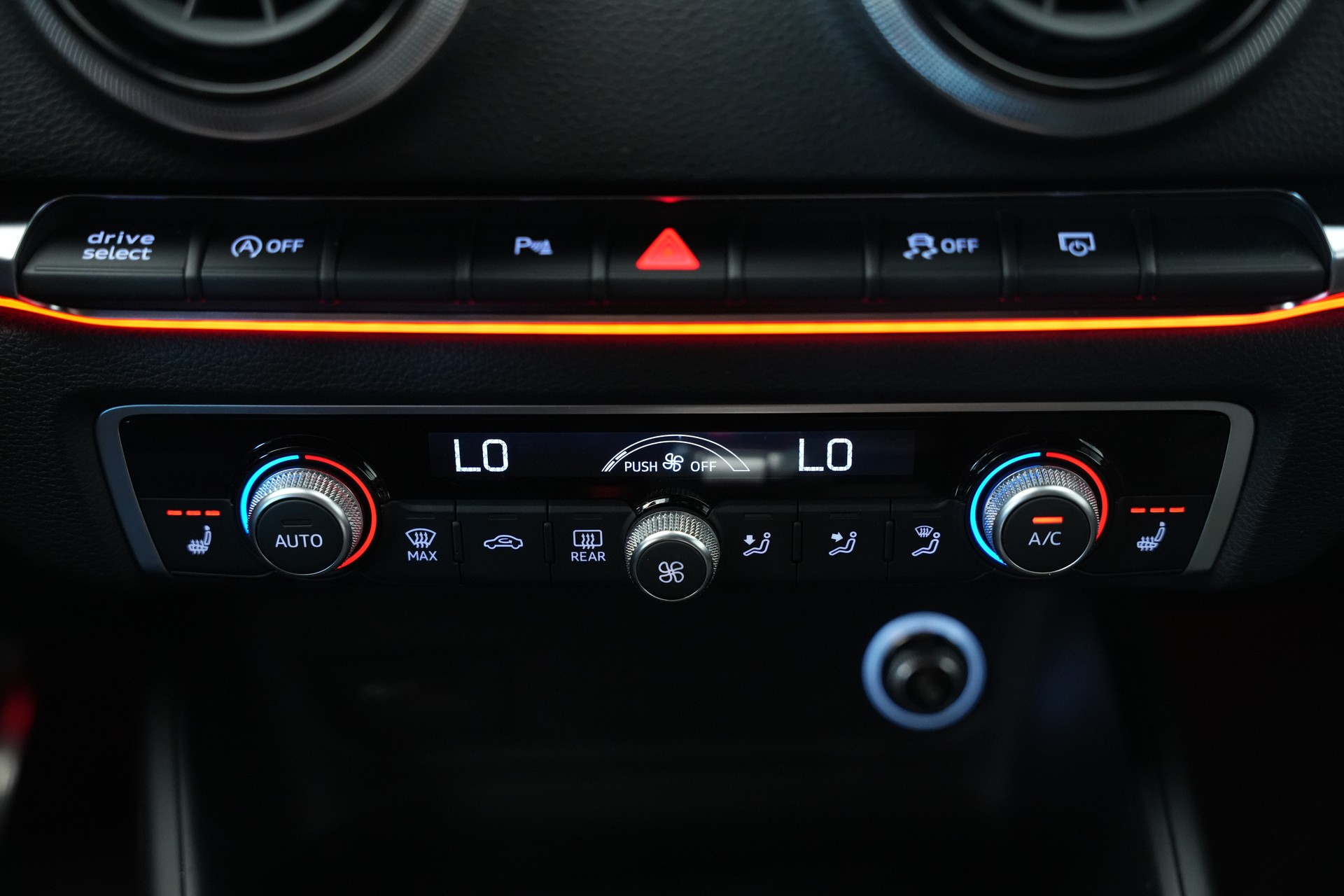 AUDI RS3 Limousine 2.5 TSI quattro S-tronic*CH Fahrzeug* *Carbon Lenkrad* *Magnetic Ride*-image-28