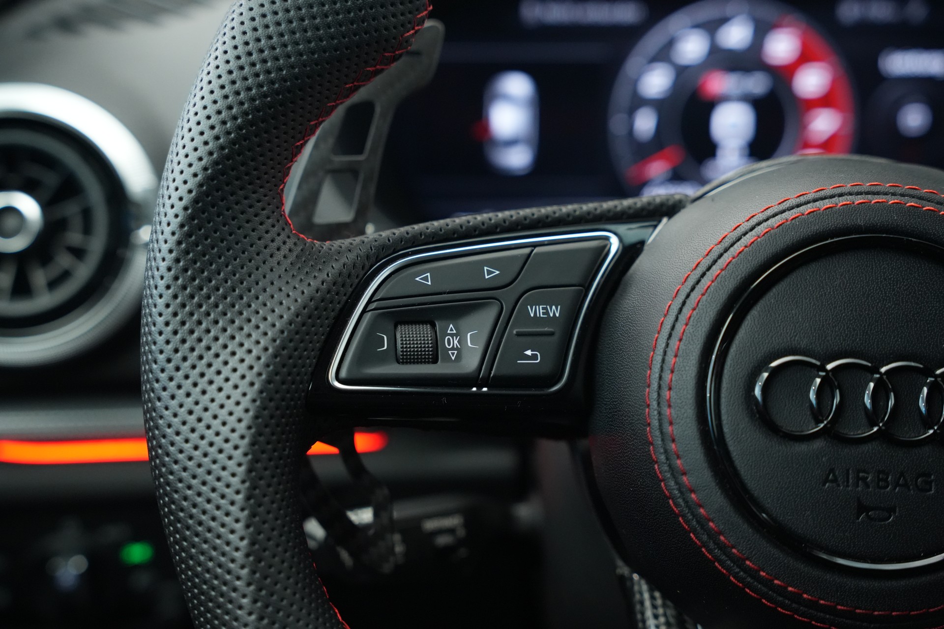 AUDI RS3 Limousine 2.5 TSI quattro S-tronic*CH Fahrzeug* *Carbon Lenkrad* *Magnetic Ride*-image-21