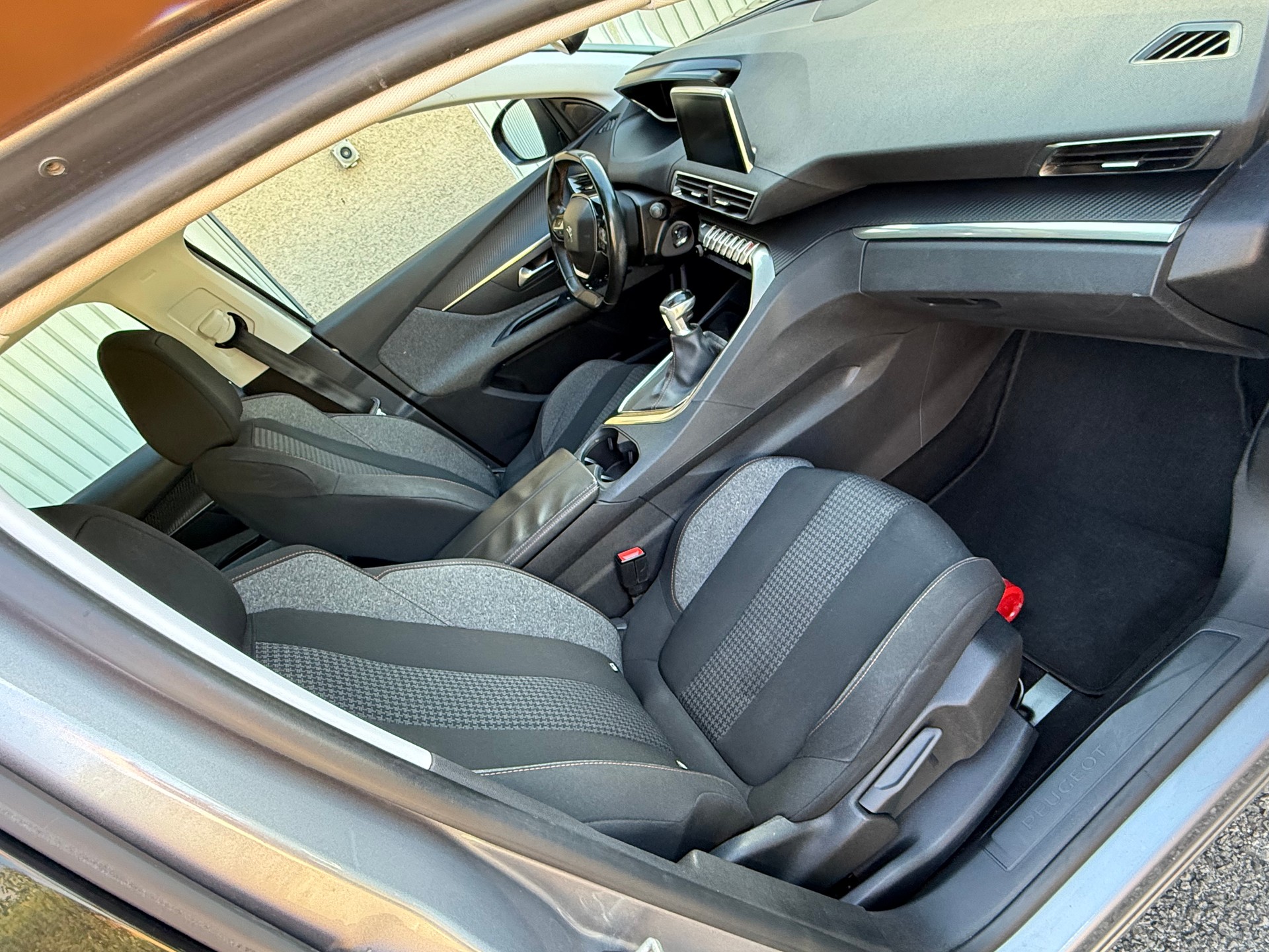 PEUGEOT 3008 1.2 Pure Tech Active-image-10