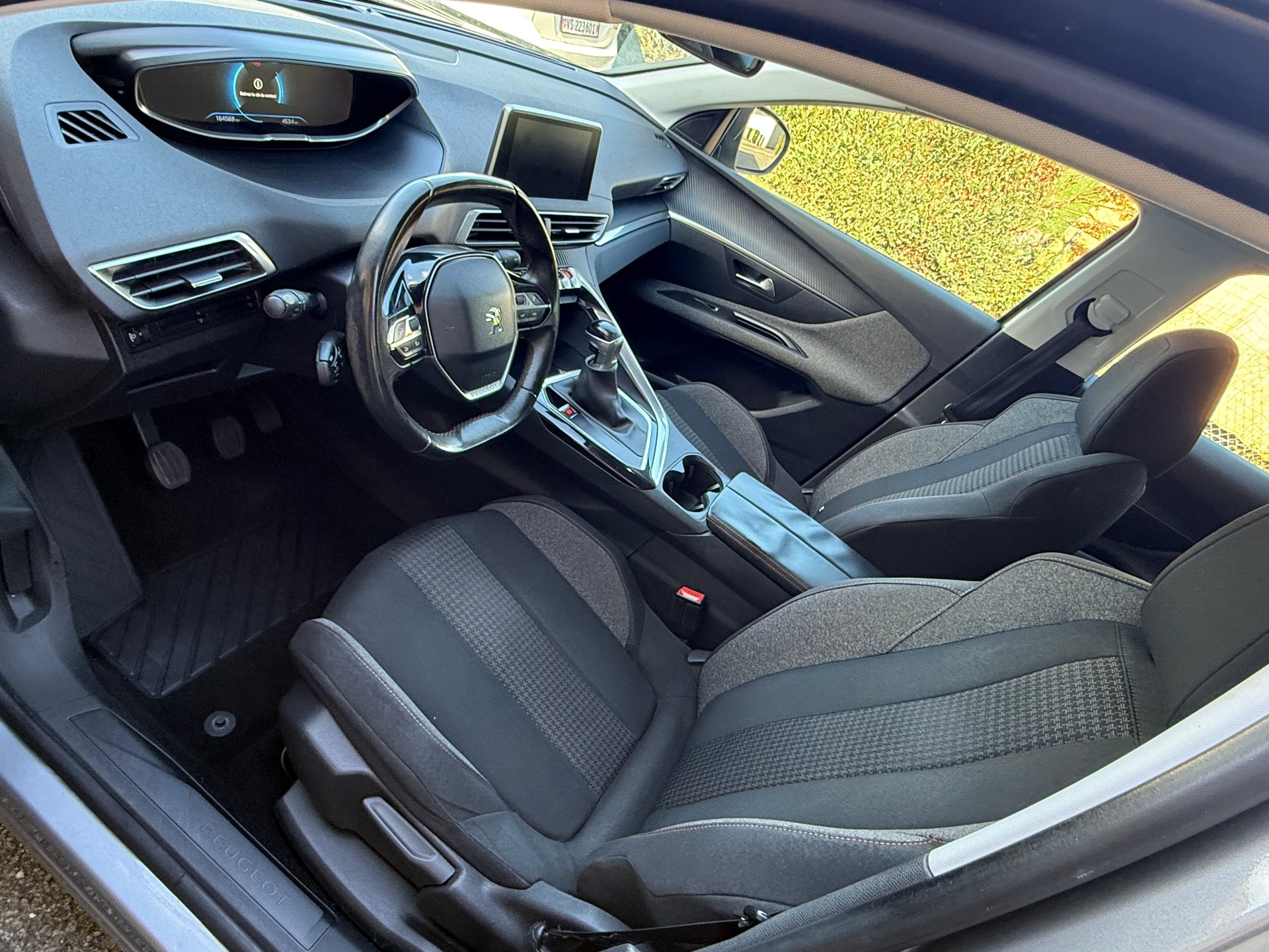 PEUGEOT 3008 1.2 Pure Tech Active-image-8