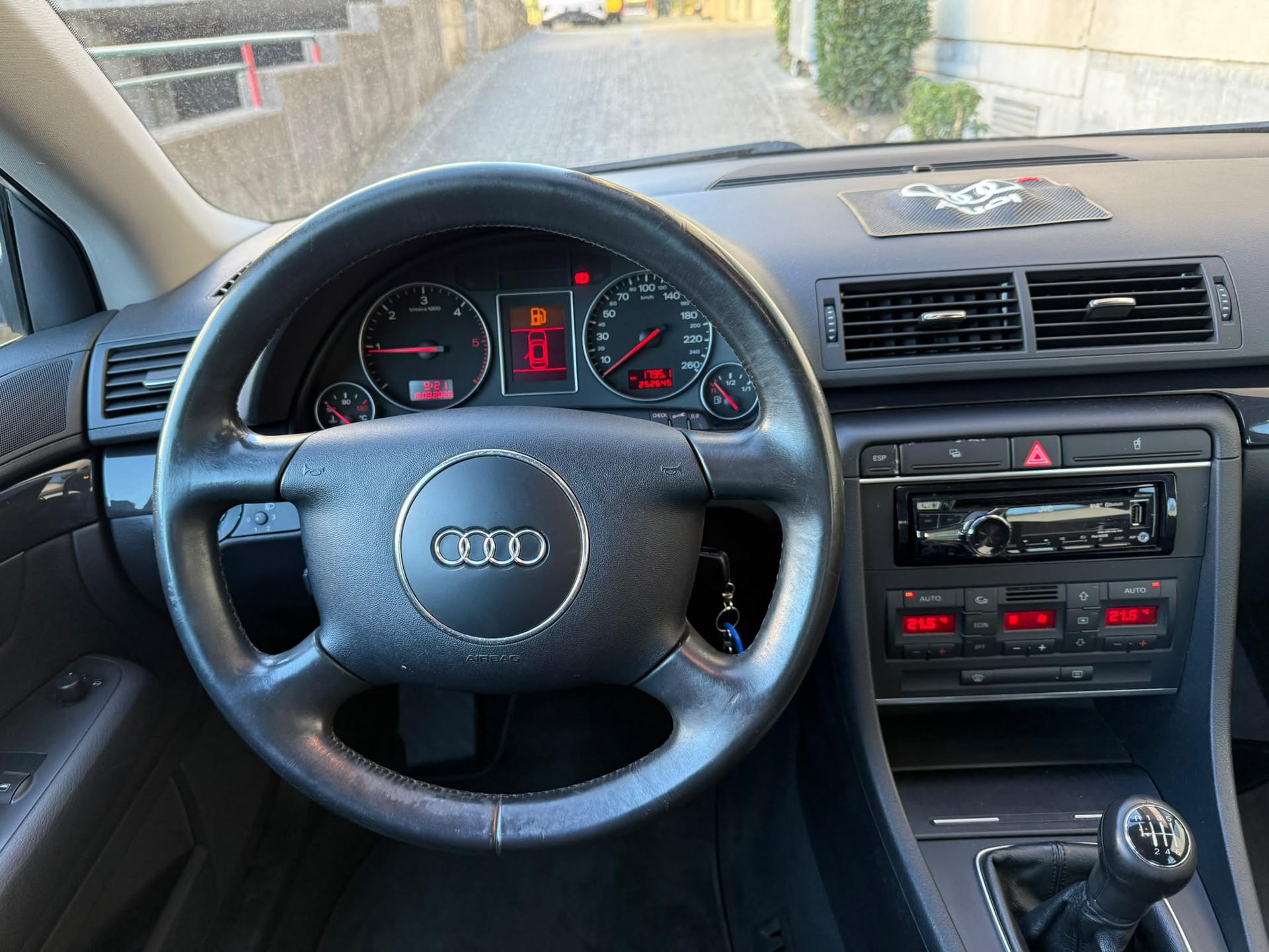 AUDI A4-image-10