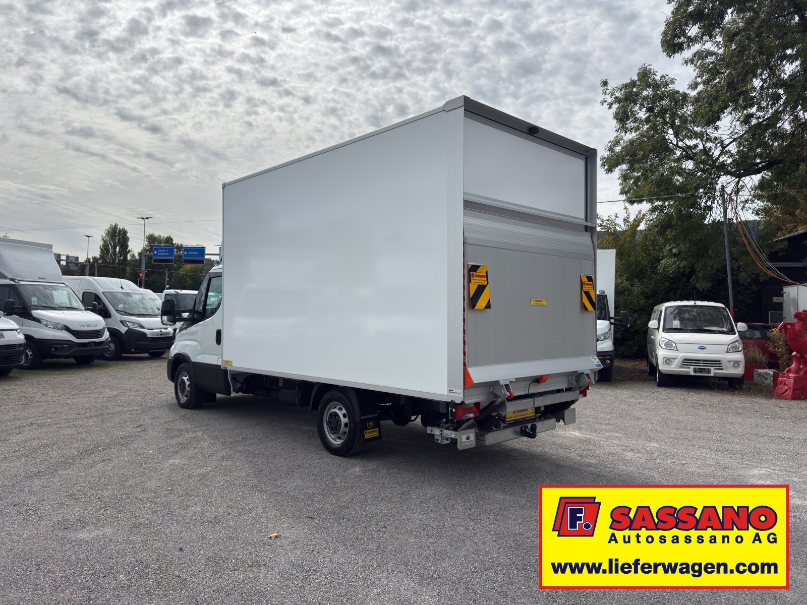 IVECO Daily 35S18 HI-MATIC Ultra Light Koffer mit Hebebühne CH Fahrzeug-image-5