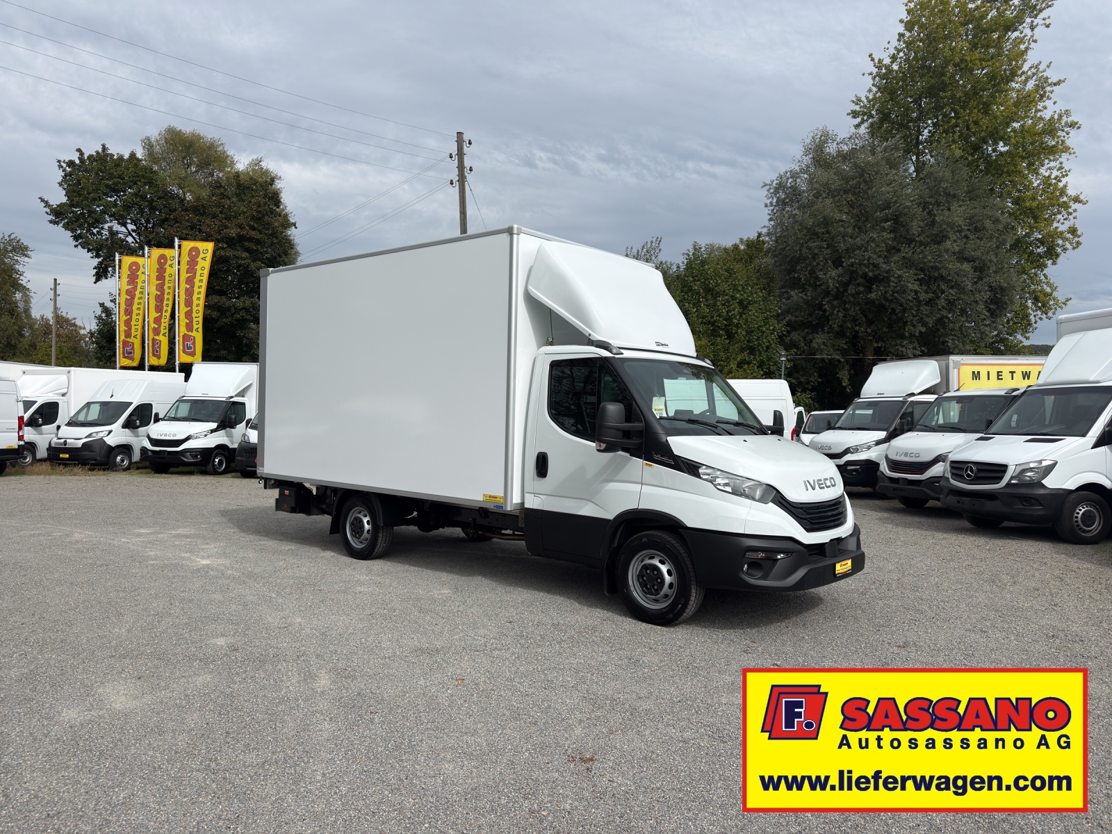 IVECO Daily 35S18 HI-MATIC Ultra Light Koffer mit Hebebühne CH Fahrzeug-image-0