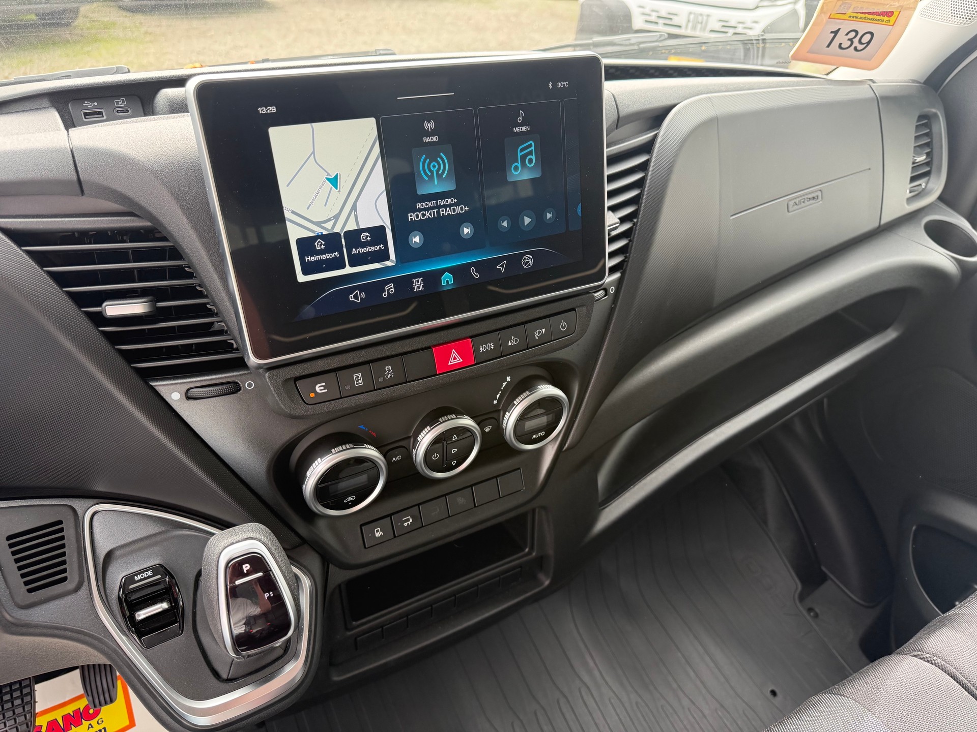 IVECO Daily 35S18 HI-MATIC Ultra Light Koffer mit Hebebühne CH Fahrzeug-image-11