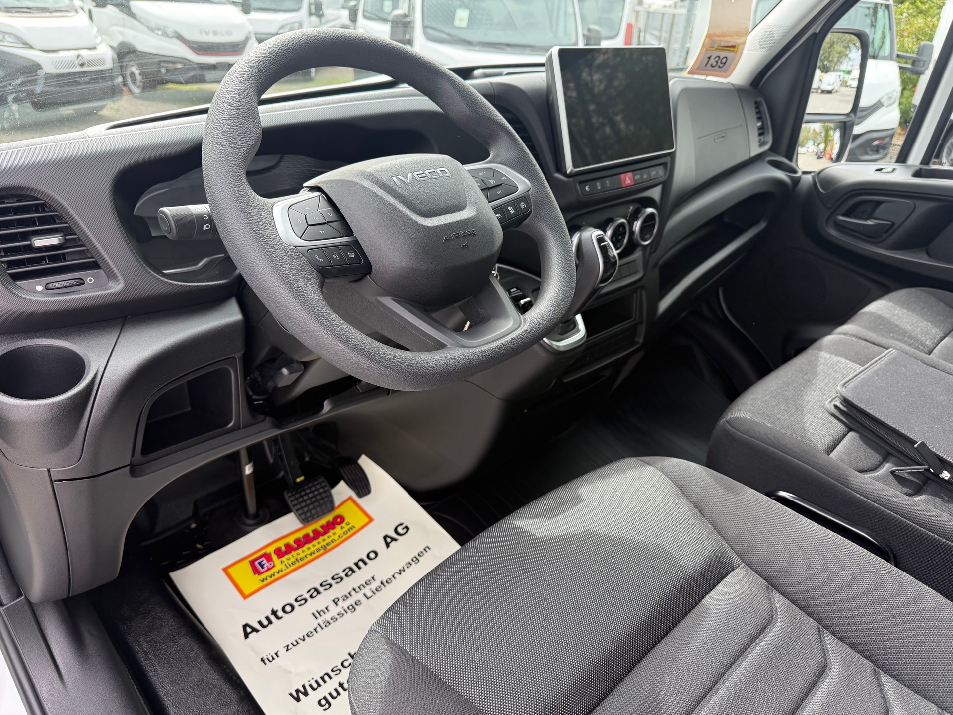 IVECO Daily 35S18 HI-MATIC Ultra Light Koffer mit Hebebühne CH Fahrzeug-image-10