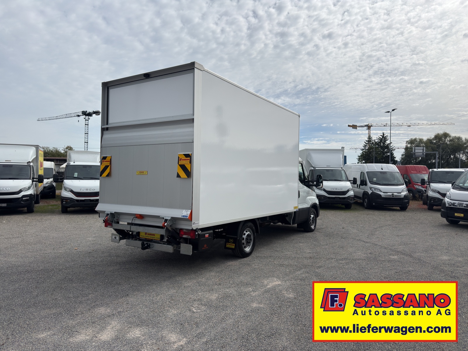 IVECO Daily 35S18 HI-MATIC Ultra Light Koffer mit Hebebühne CH Fahrzeug-image-9