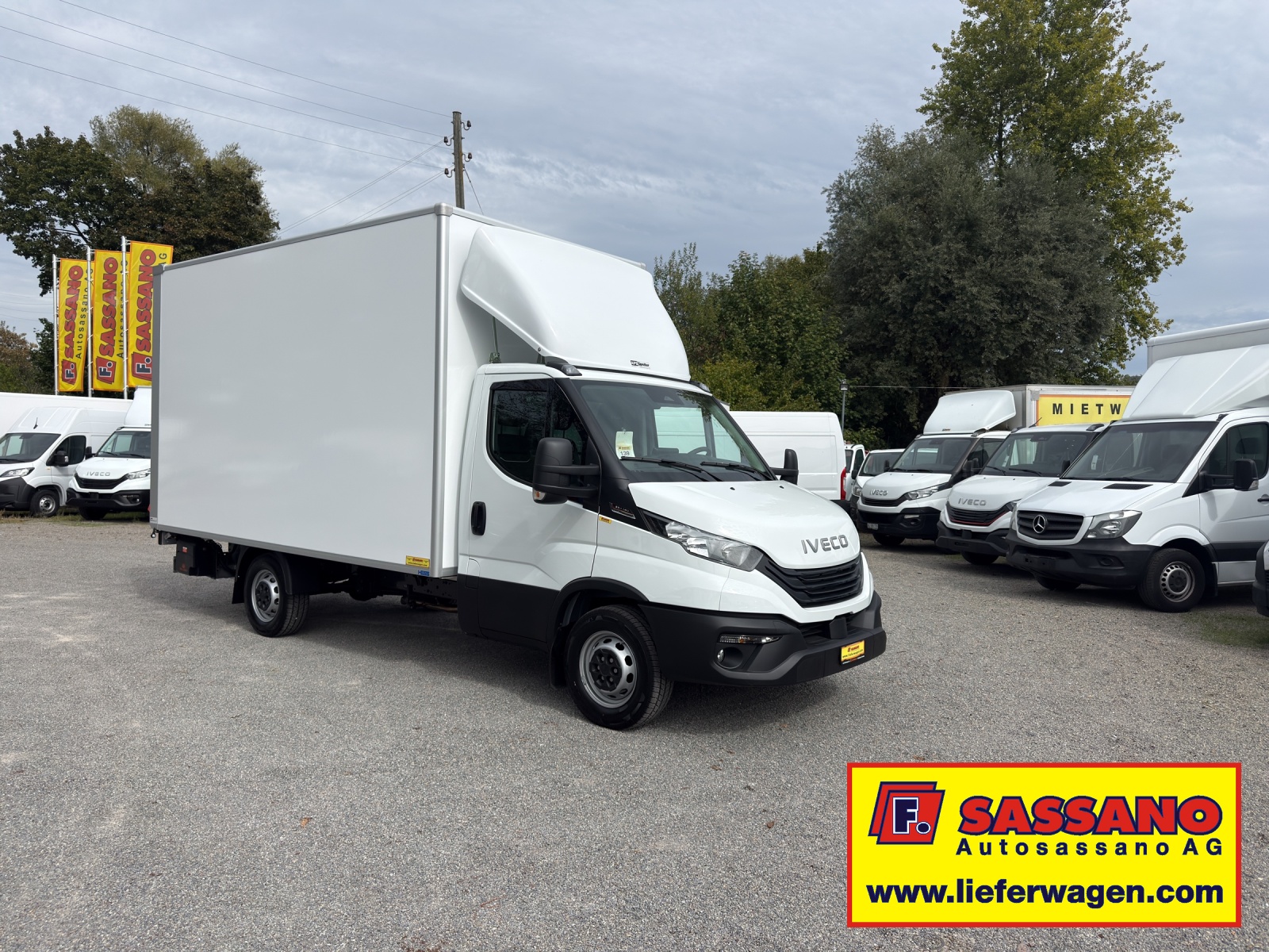 IVECO Daily 35S18 HI-MATIC Ultra Light Koffer mit Hebebühne CH Fahrzeug-image-1