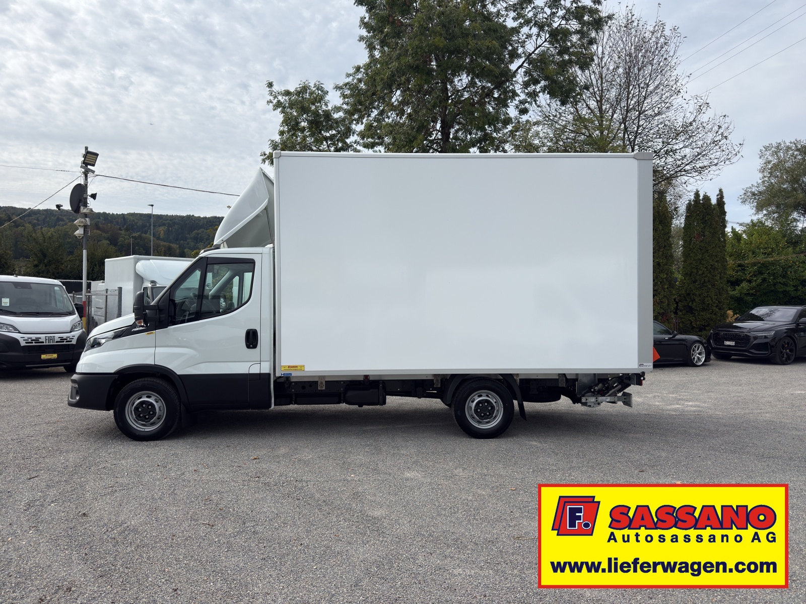 IVECO Daily 35S18 HI-MATIC Ultra Light Koffer mit Hebebühne CH Fahrzeug-image-3