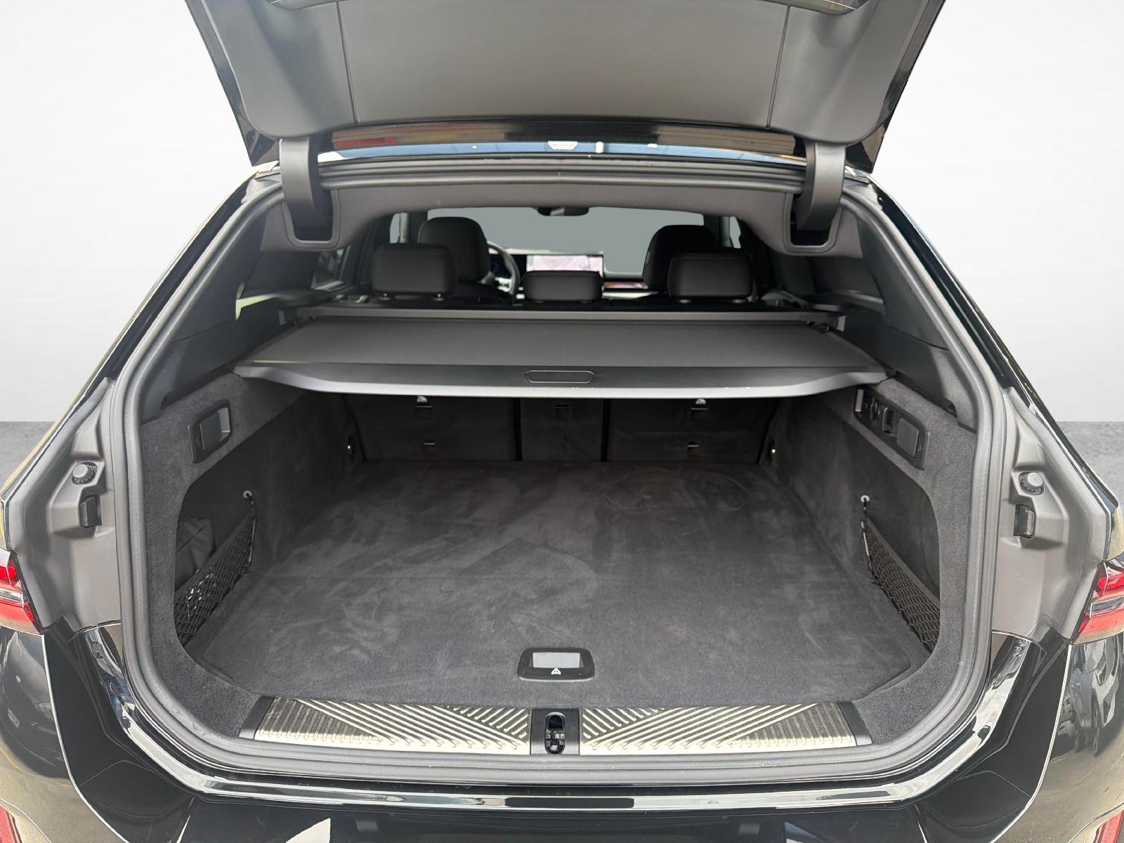 BMW i5 40 xDrive40 Touring M Sport Pro-image-19