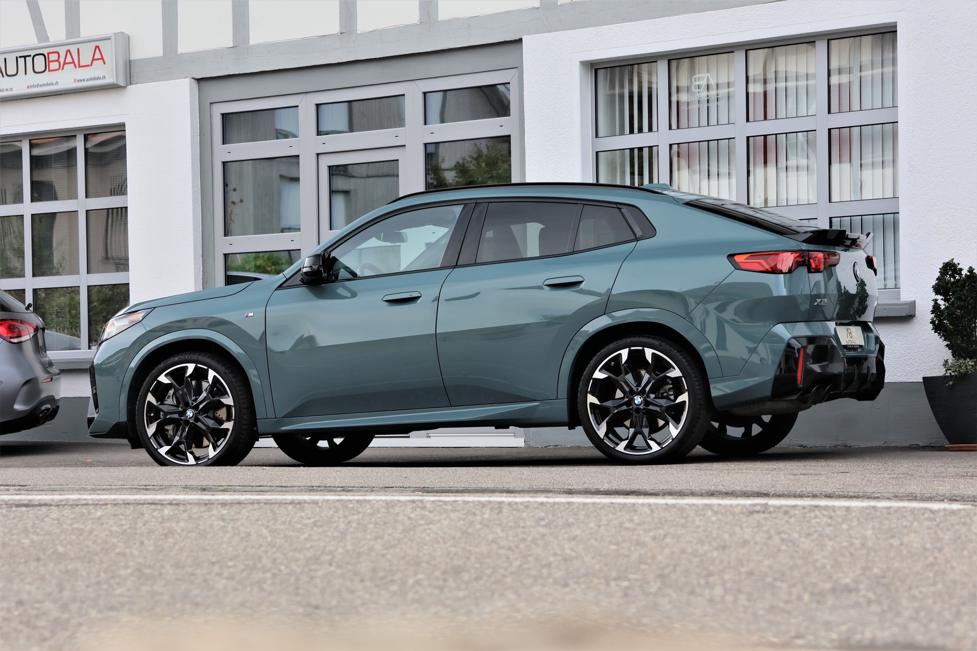 BMW X2 xDrive M35i M Sport Pro (CH) *CapeYorkGreen*-showroom-element-3