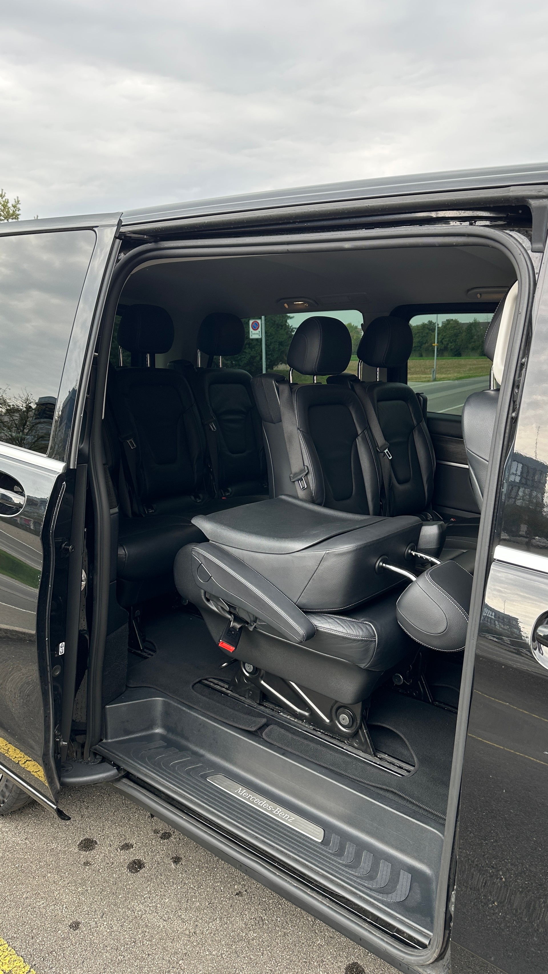 MERCEDES-BENZ E 220-image-9