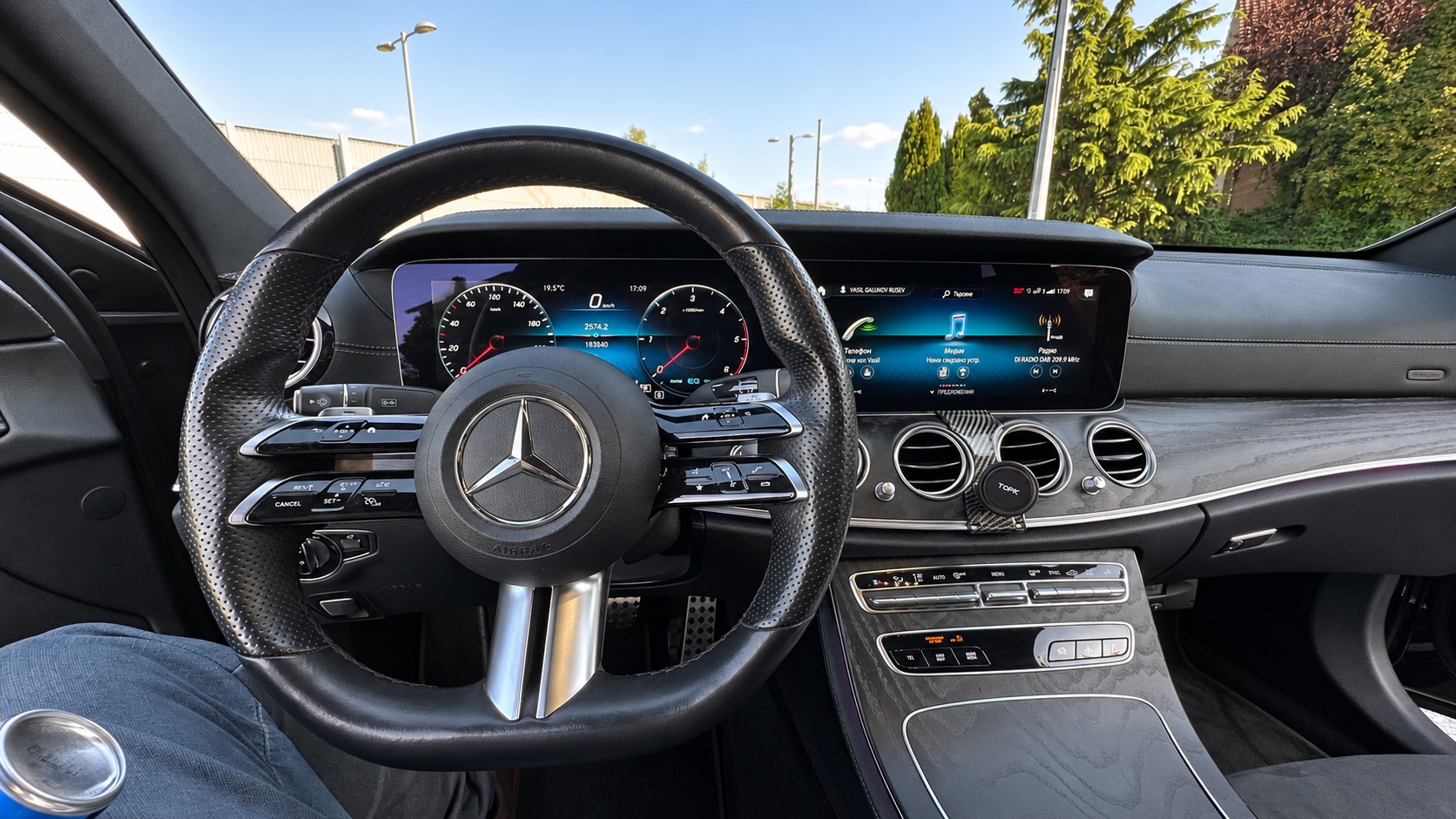 MERCEDES-BENZ E 220 d AMG Line-image-4