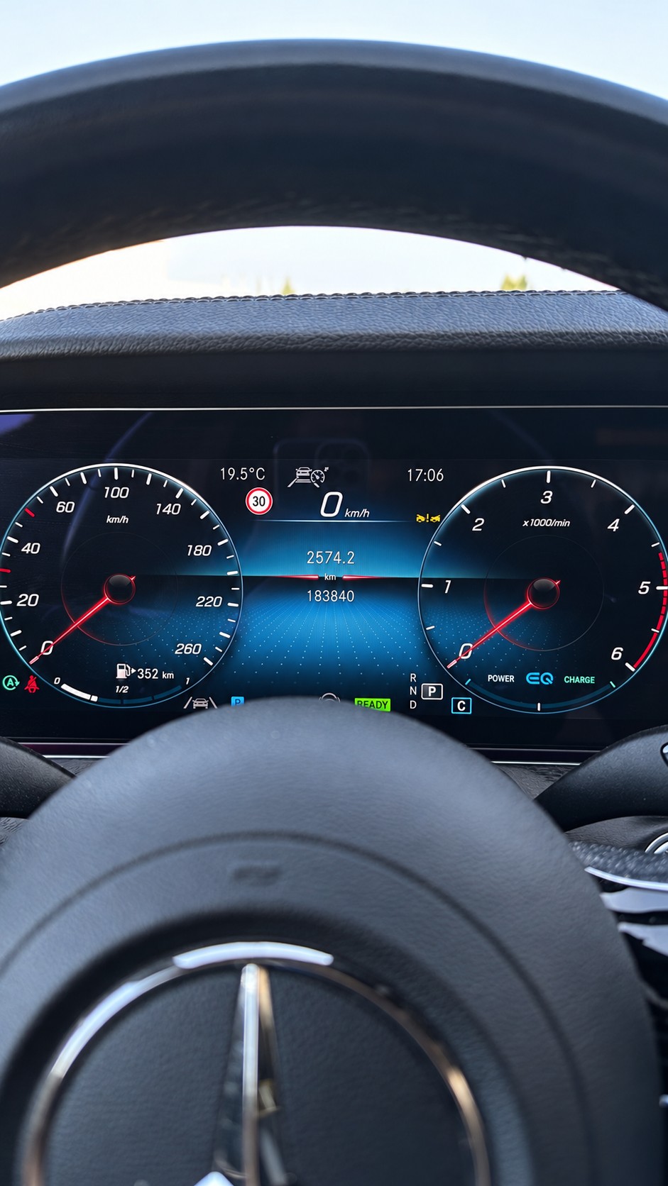 MERCEDES-BENZ E 220 d AMG Line-image-1