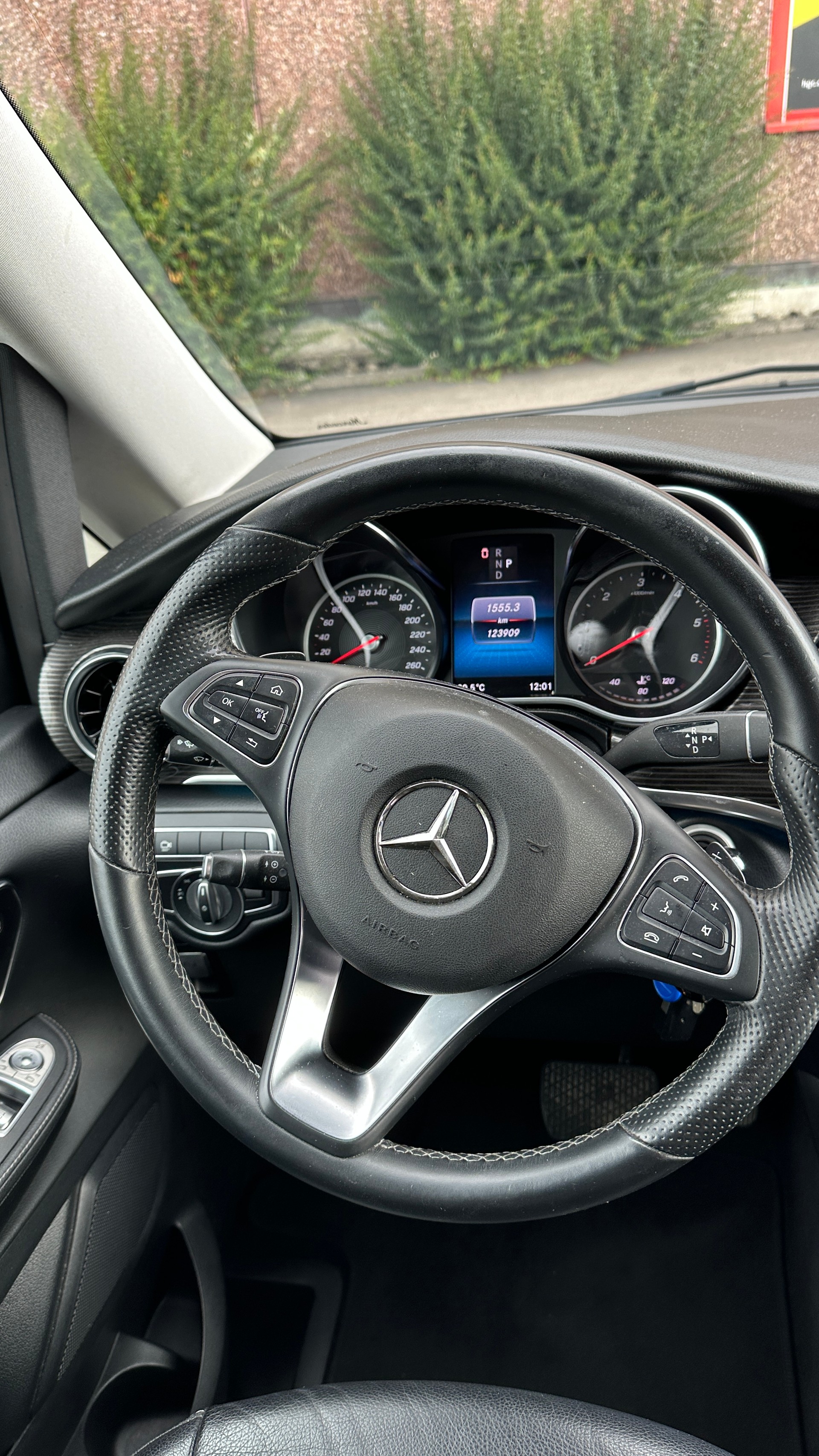 MERCEDES-BENZ E 220-image-7